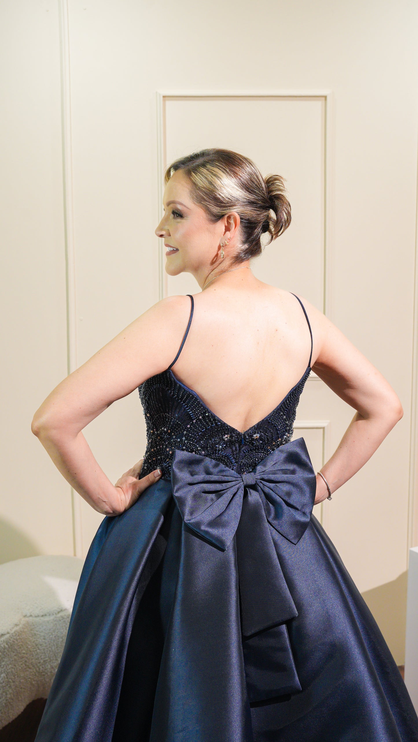 Vestido Azul Marino Con Pedrería Corte A Moño