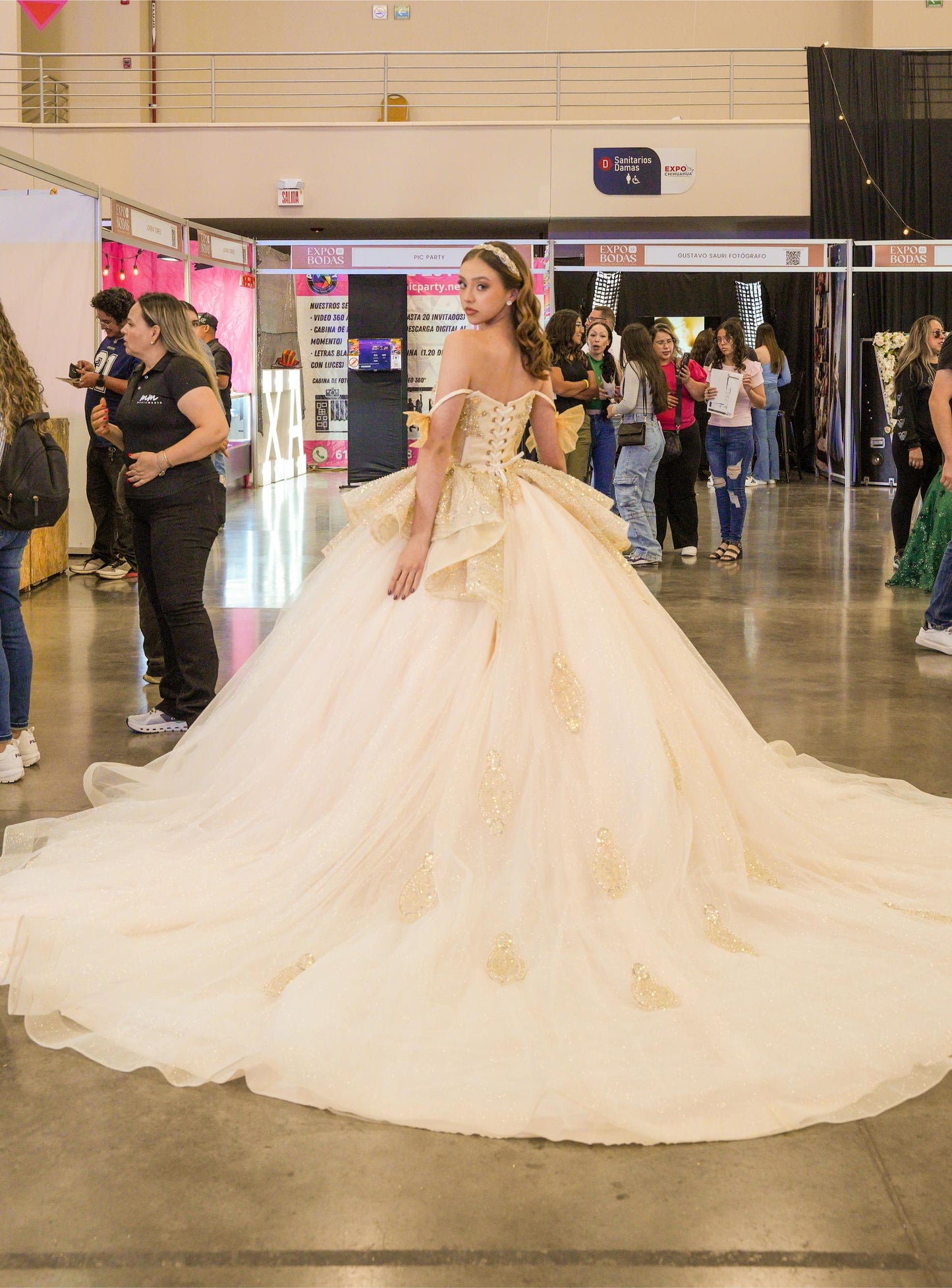 Vestido de XV Años Dorado Champagne Con Pedrería Y Tirantes