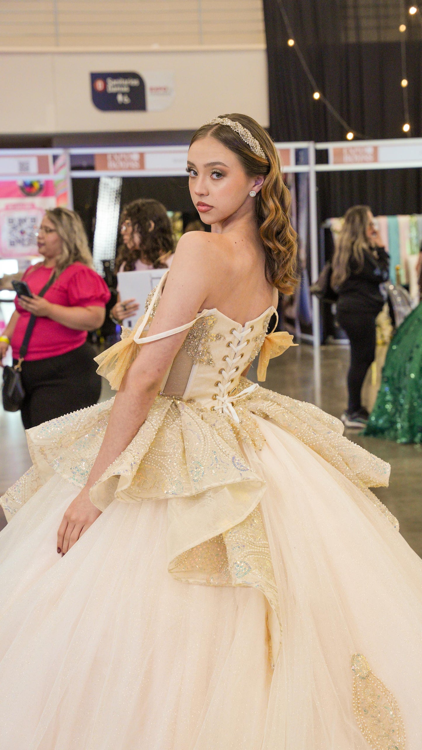 Vestido de XV Años Dorado Champagne Con Pedrería Y Tirantes