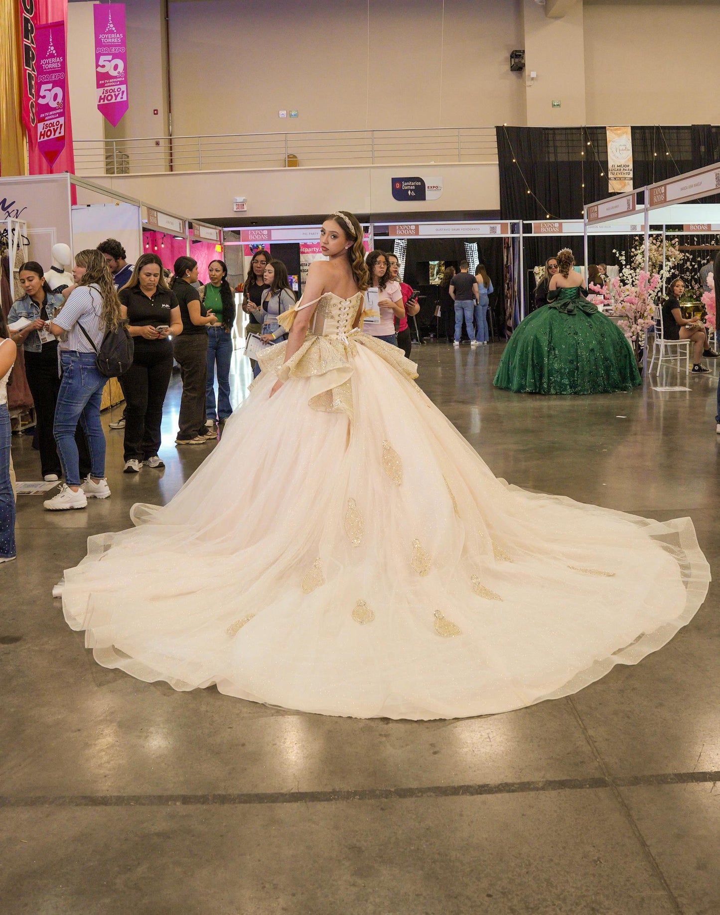 Vestido de XV Años Dorado Champagne Con Pedrería Y Tirantes