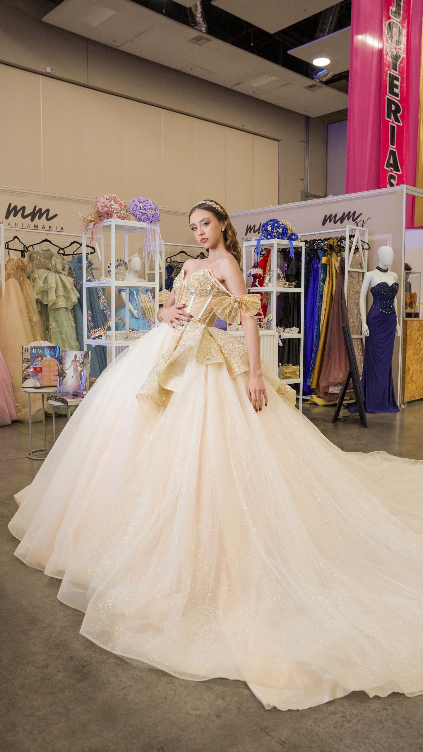Vestido de XV Años Dorado Champagne Con Pedrería Y Tirantes