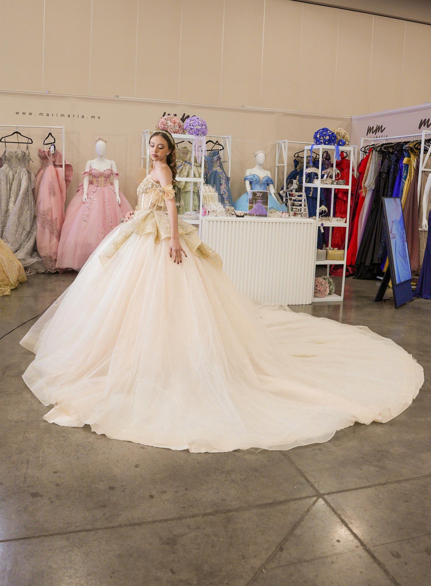Vestido de XV Años Dorado Champagne Con Pedrería Y Tirantes