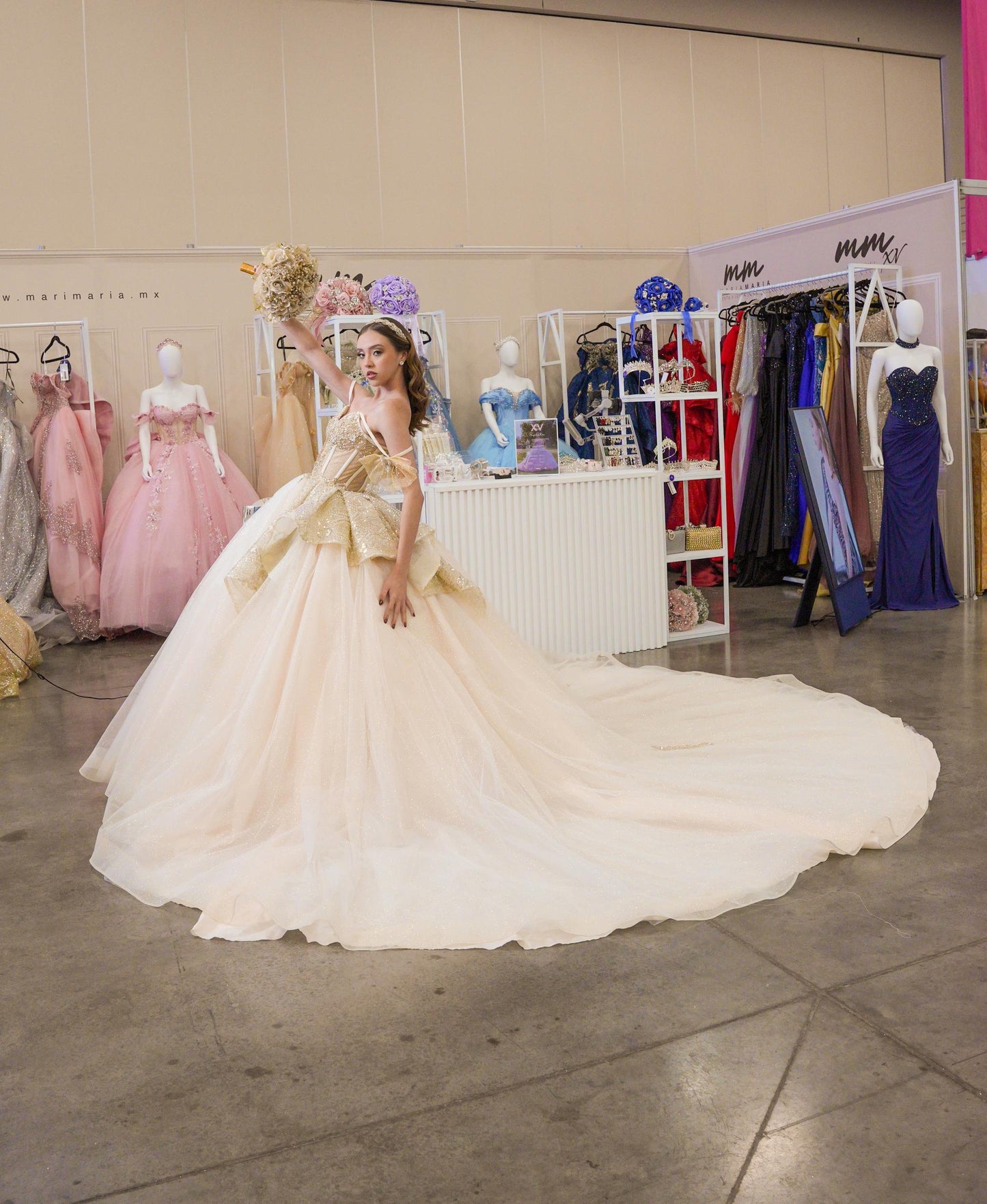 Vestido de XV Años Dorado Champagne Con Pedrería Y Tirantes