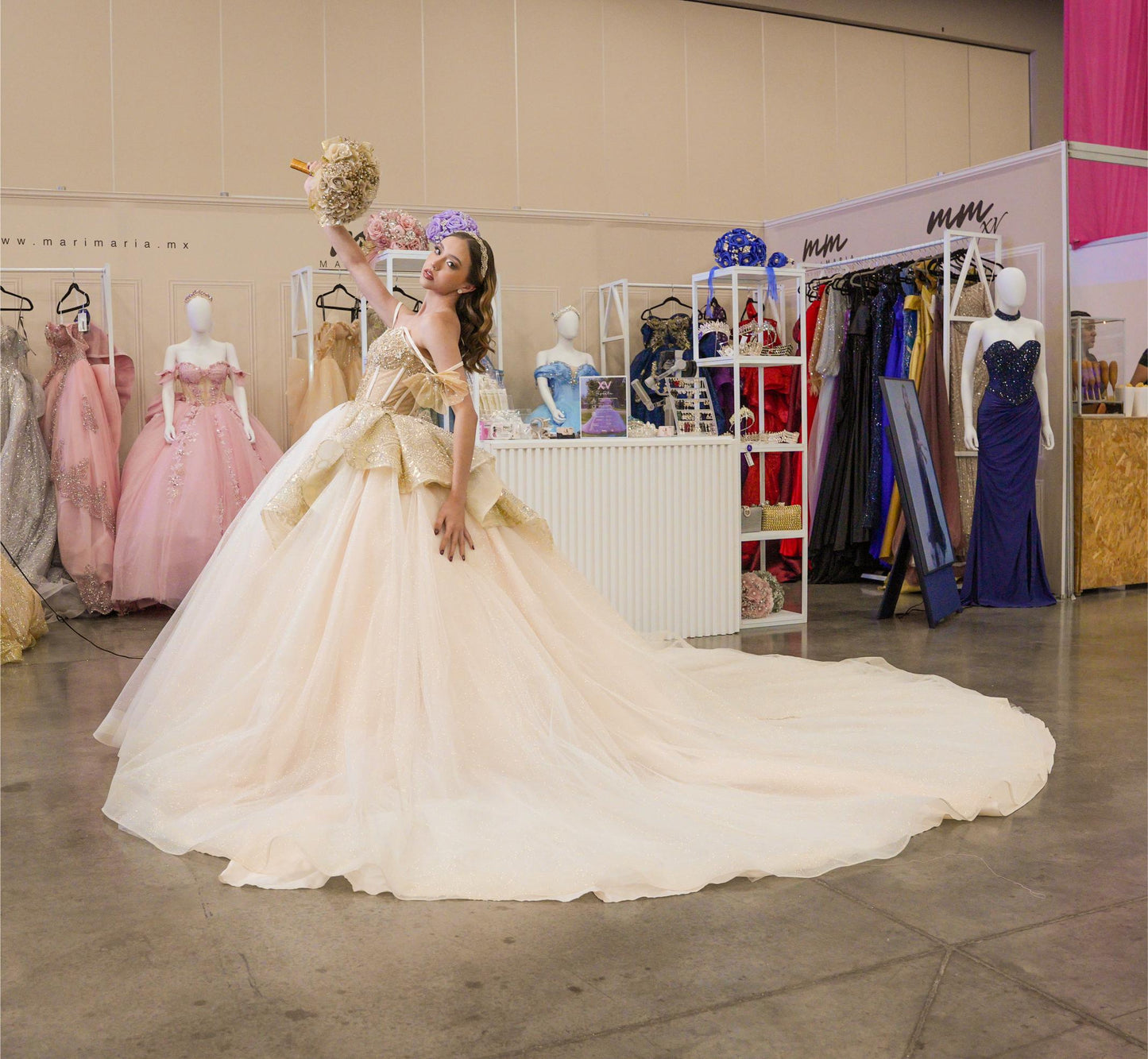 Vestido de XV Años Dorado Champagne Con Pedrería Y Tirantes