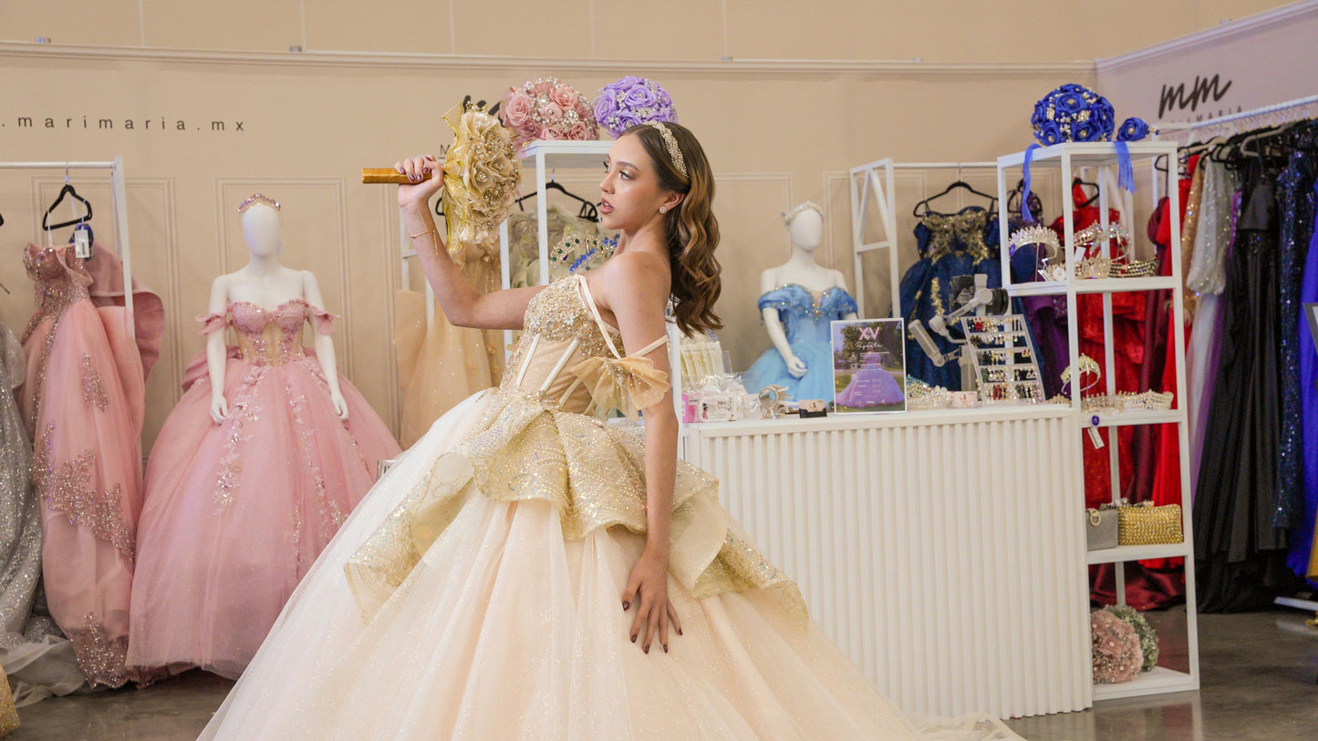 Vestido de XV Años Dorado Champagne Con Pedrería Y Tirantes