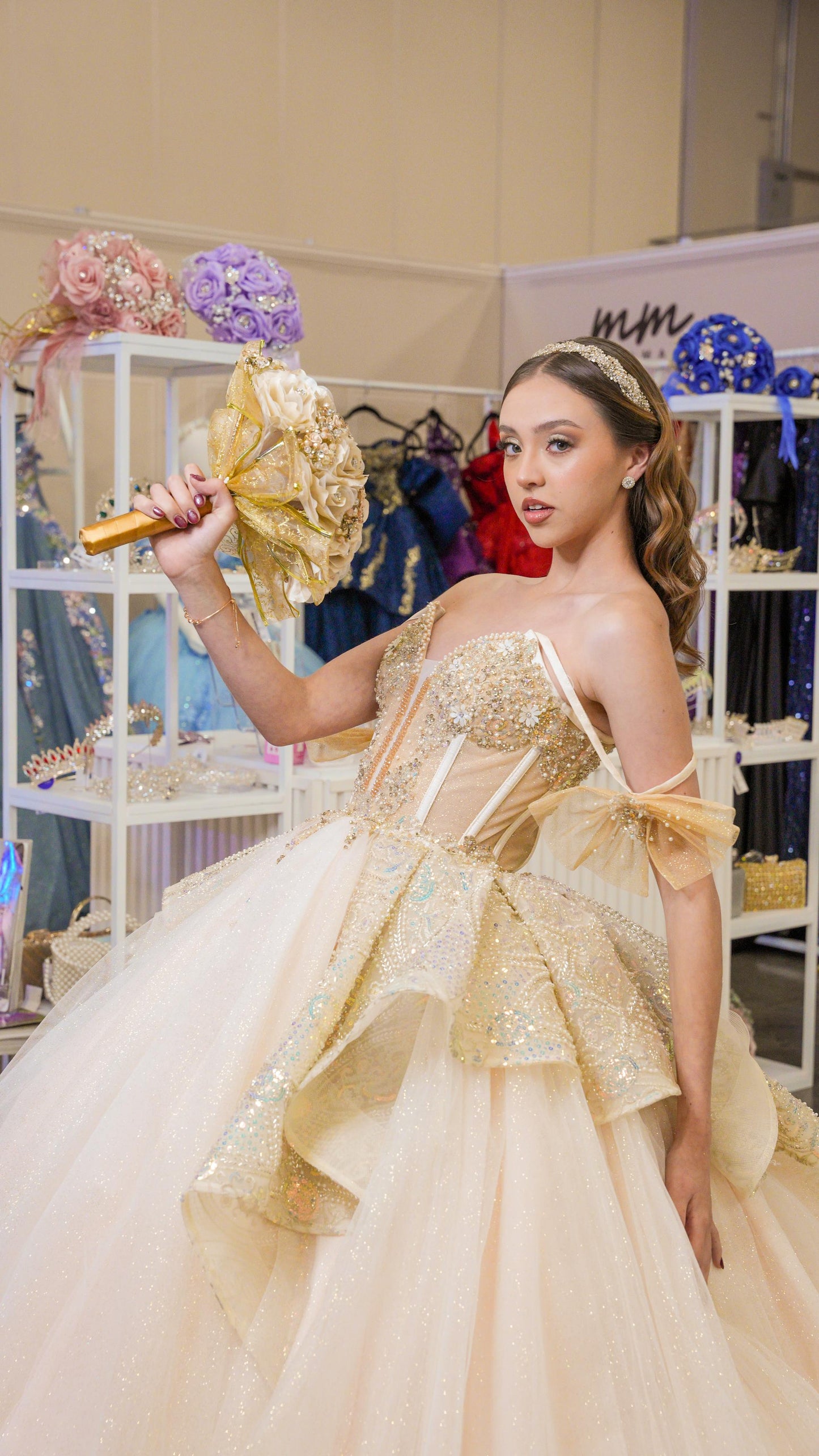 Vestido de XV Años Dorado Champagne Con Pedrería Y Tirantes
