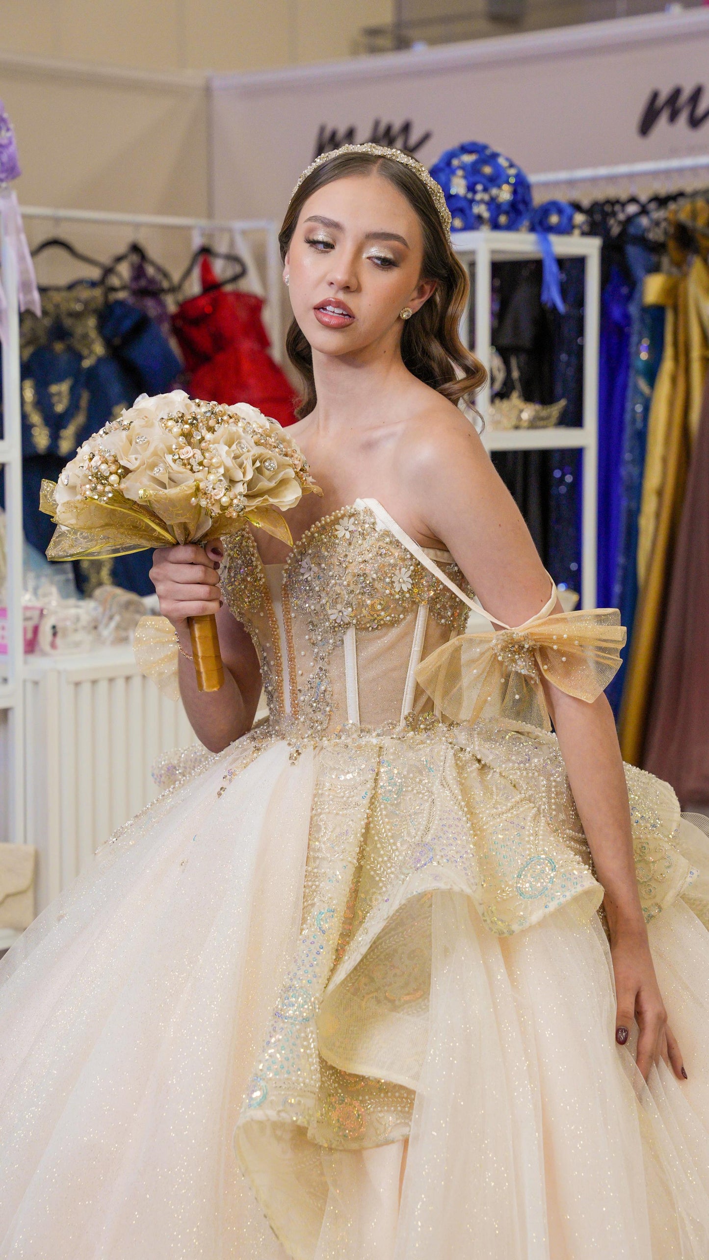 Vestido de XV Años Dorado Champagne Con Pedrería Y Tirantes