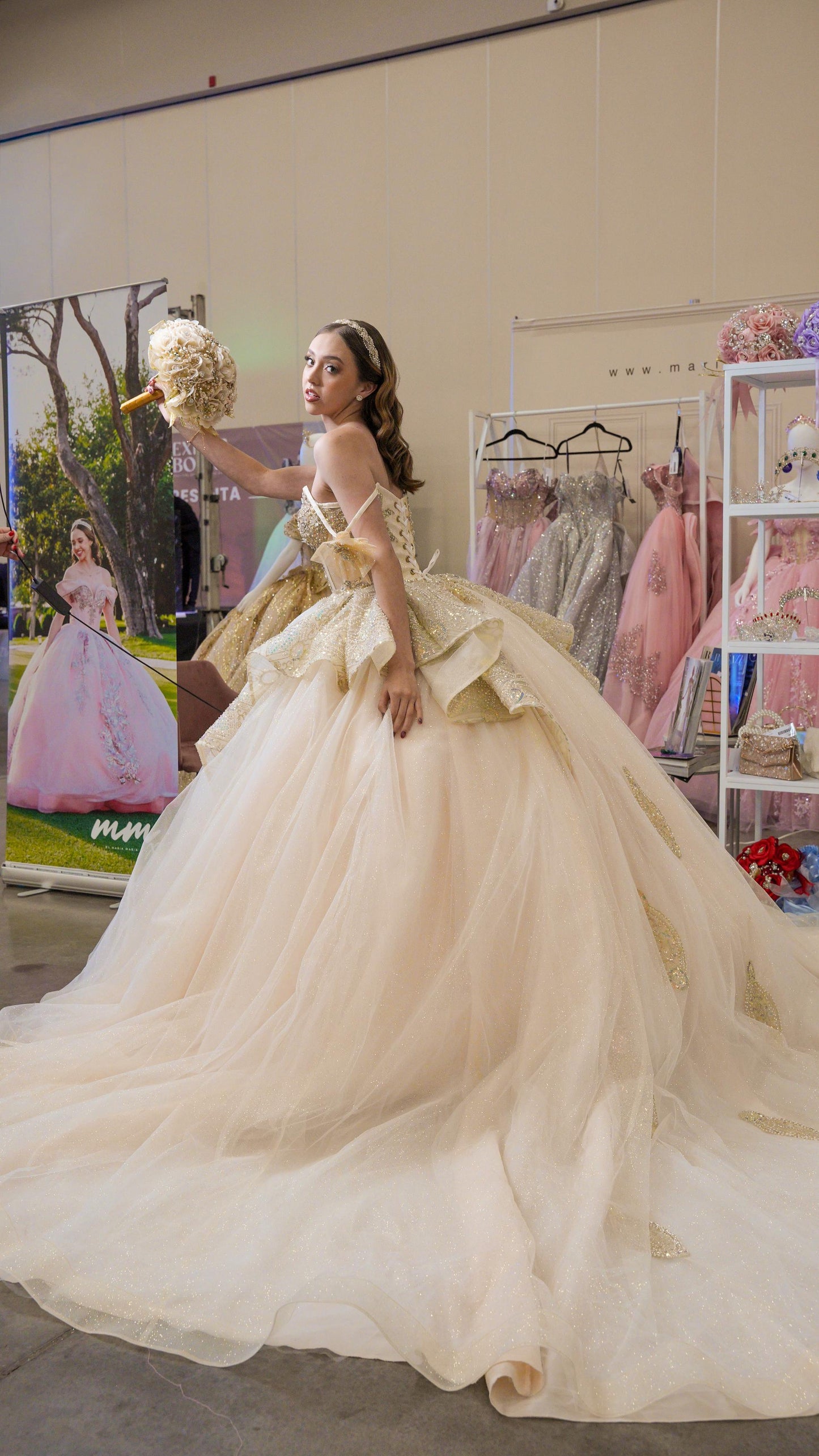 Vestido de XV Años Dorado Champagne Con Pedrería Y Tirantes