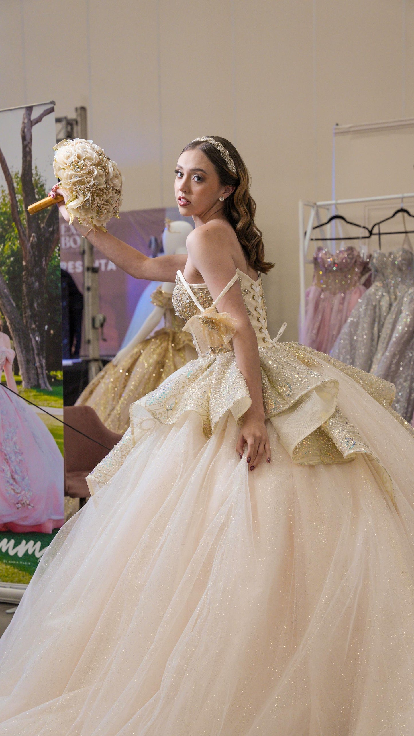 Vestido de XV Años Dorado Champagne Con Pedrería Y Tirantes