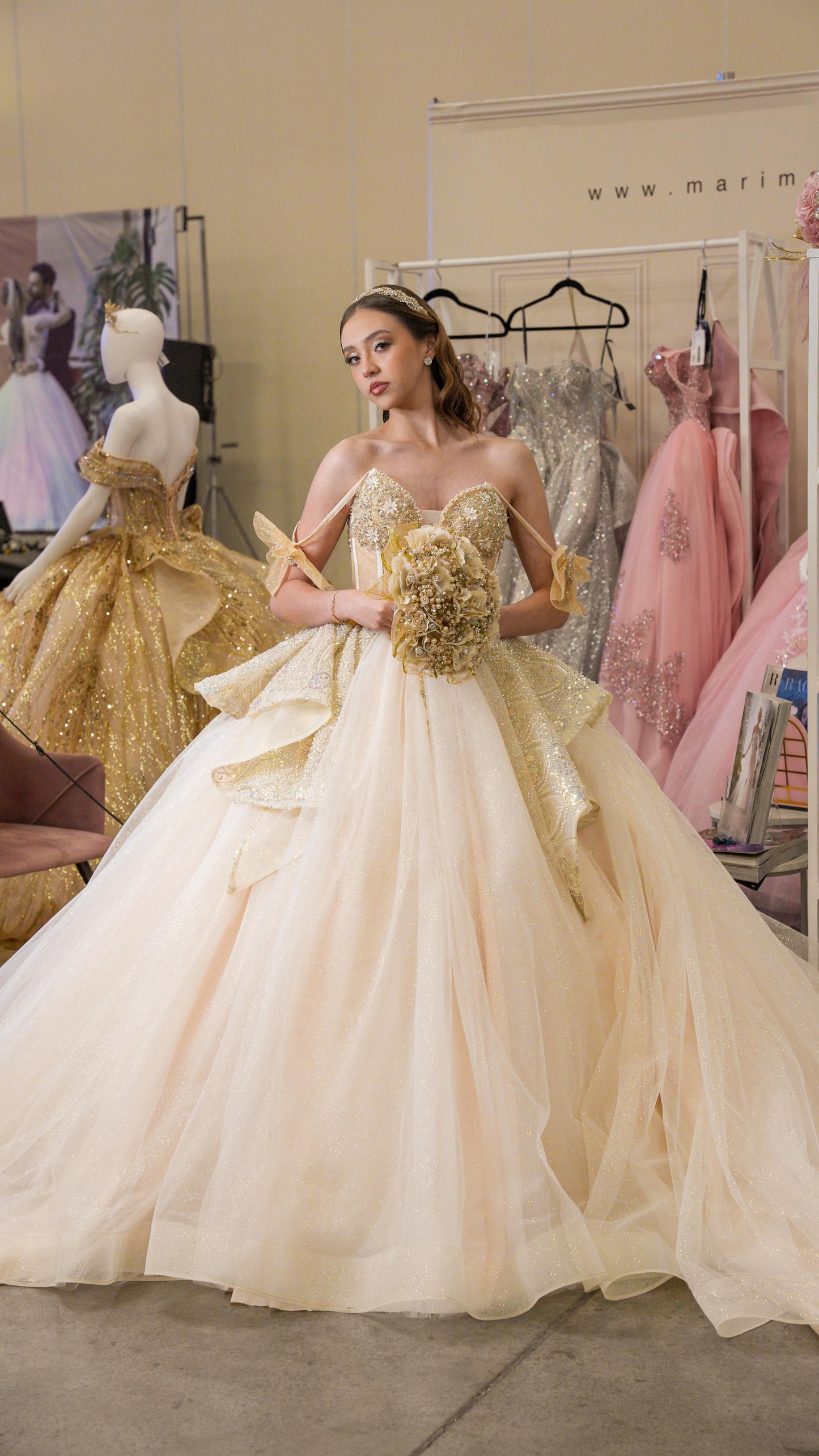 Vestido de XV Años Dorado Champagne Con Pedrería Y Tirantes