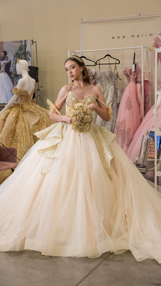 Vestido de XV Años Dorado Champagne Con Pedrería Y Tirantes