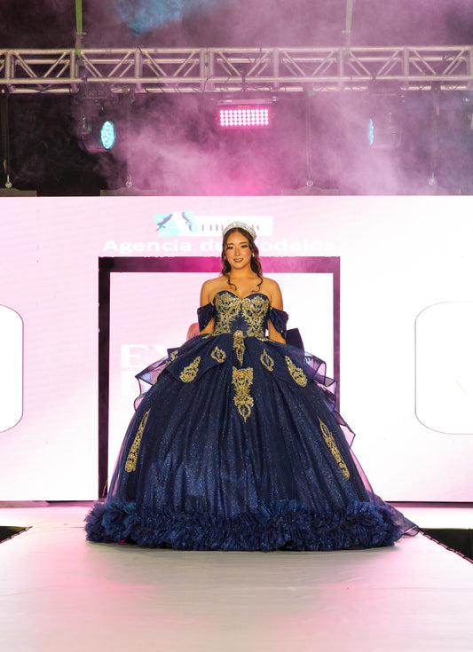 Vestido de XV Años Azul Marino Detalles Dorados con Moño y Tul