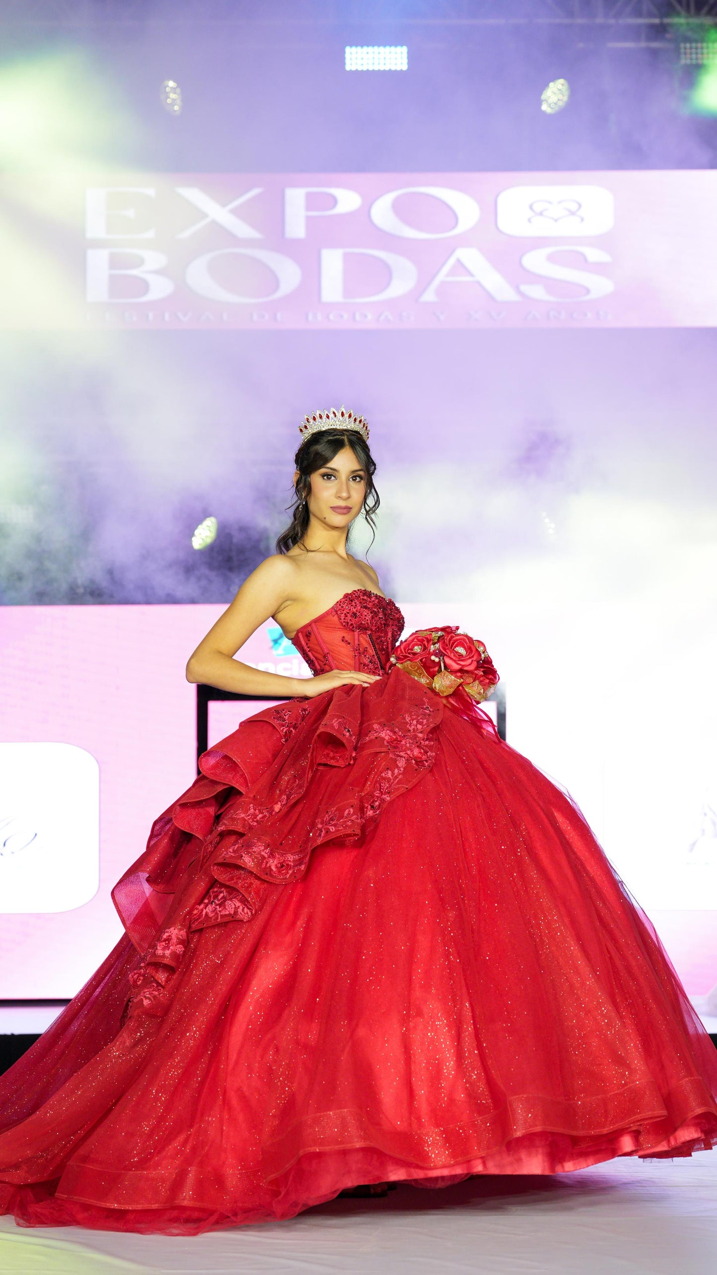 Vestido de XV Años Rojo Brilloso Estraple Olanes con Cauda