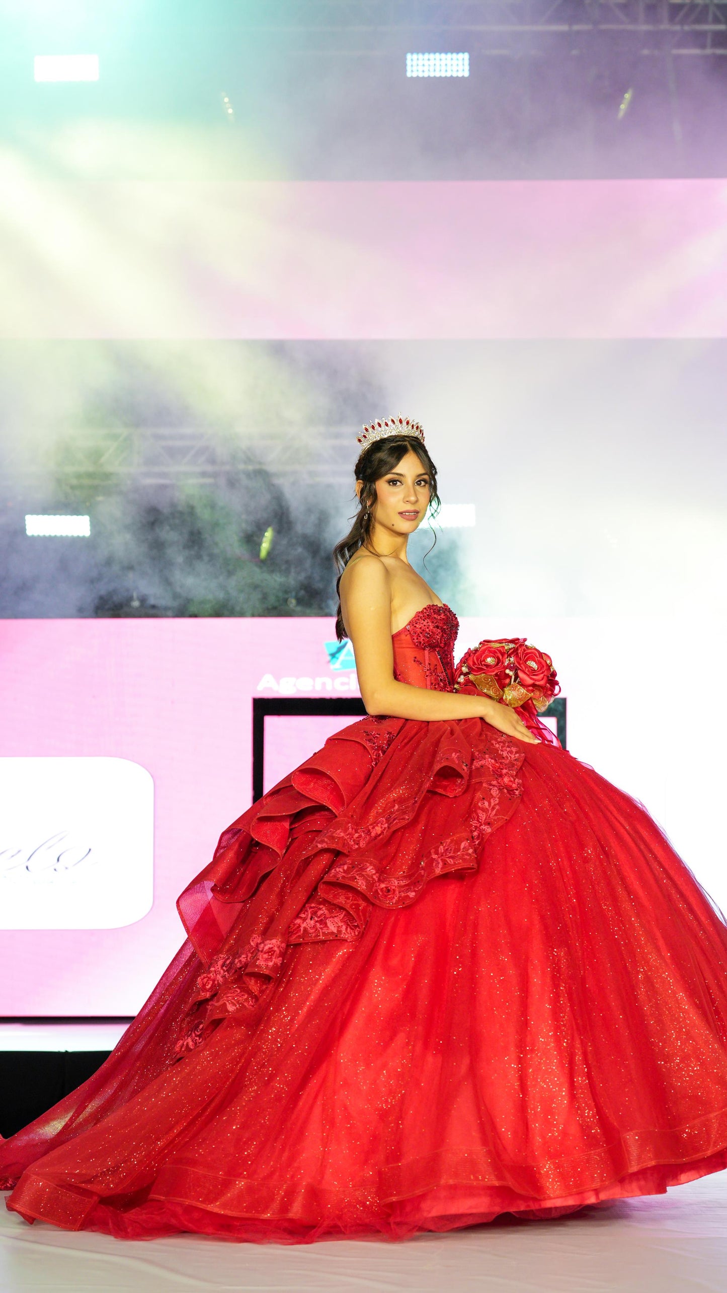 Vestido de XV Años Rojo Brilloso Estraple Olanes con Cauda