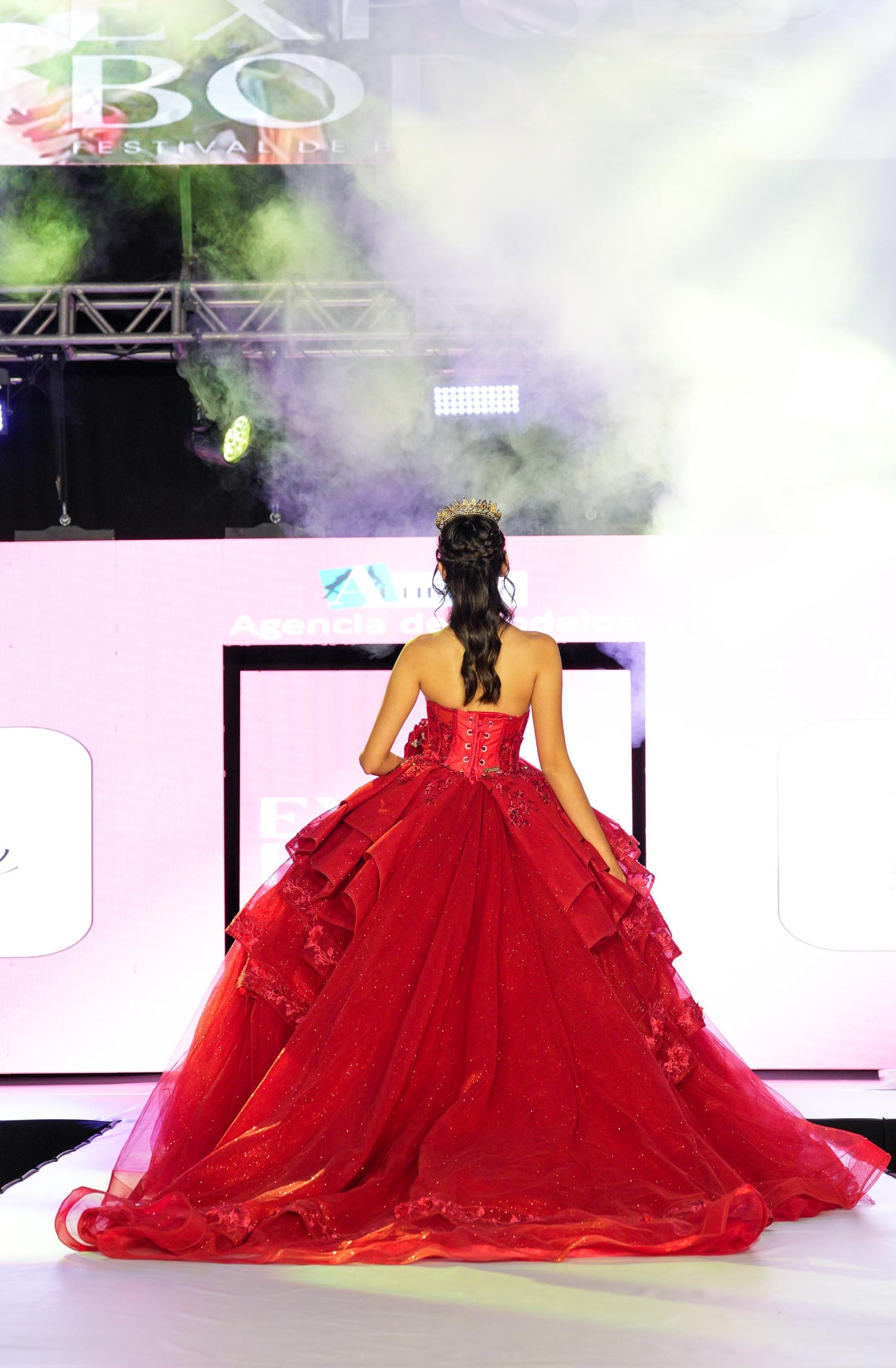 Vestido de XV Años Rojo Brilloso Estraple Olanes con Cauda