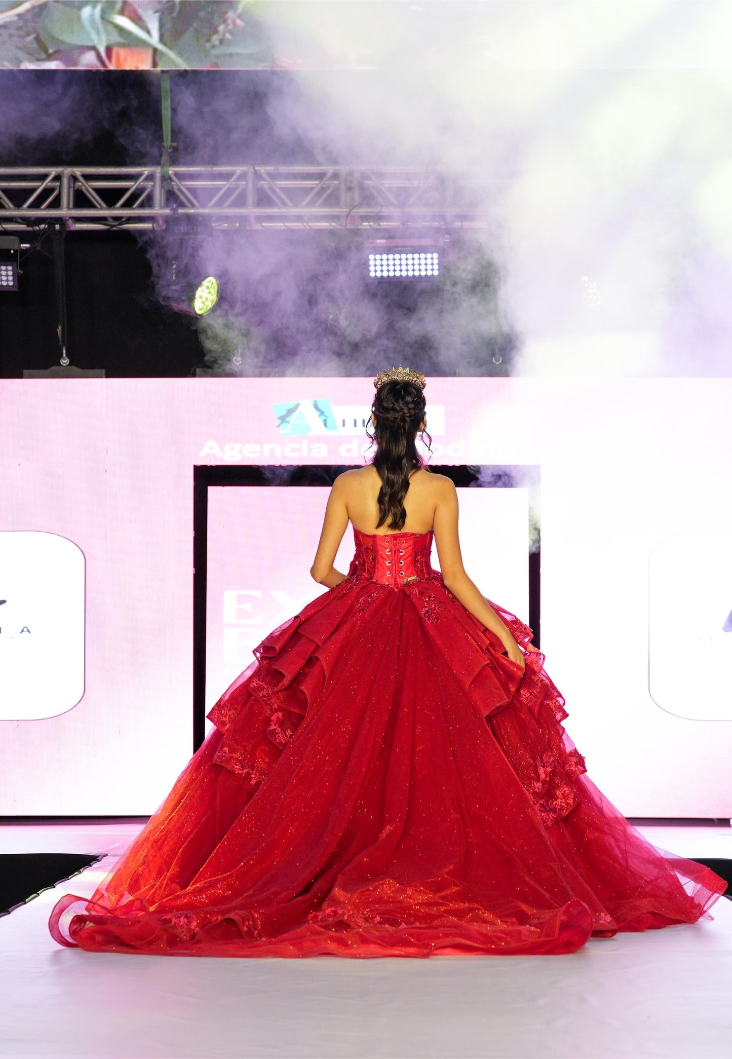 Vestido de XV Años Rojo Brilloso Estraple Olanes con Cauda