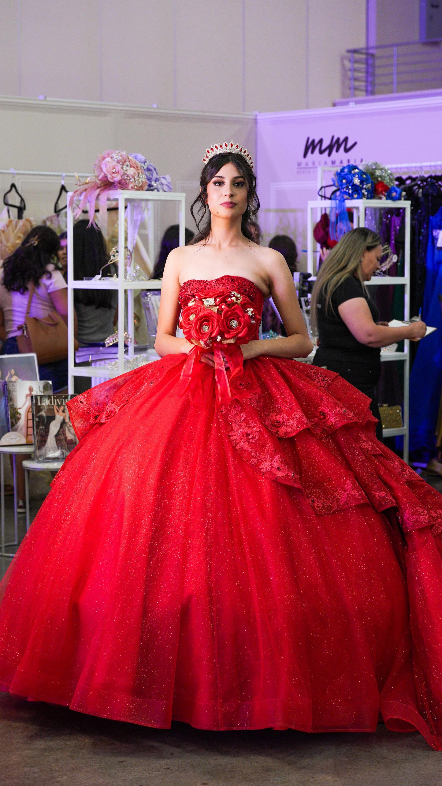 Vestido de XV Años Rojo Brilloso Estraple Olanes con Cauda