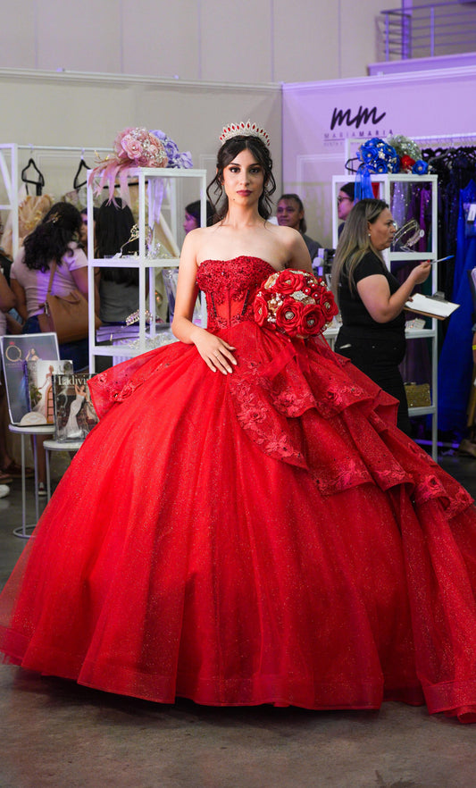 Vestido de XV Años Rojo Brilloso Estraple Olanes con Cauda