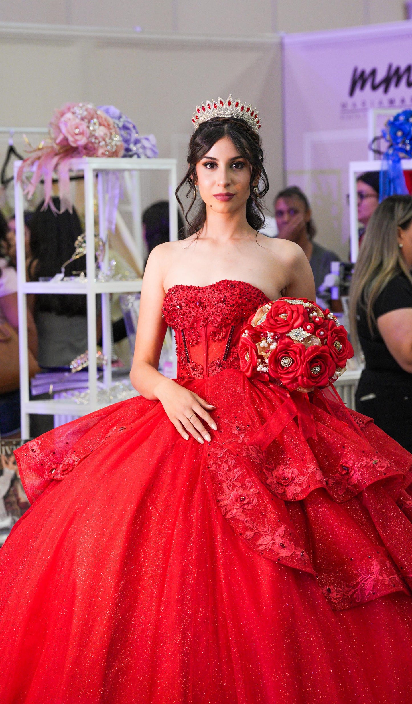 Vestido de XV Años Rojo Brilloso Estraple Olanes con Cauda