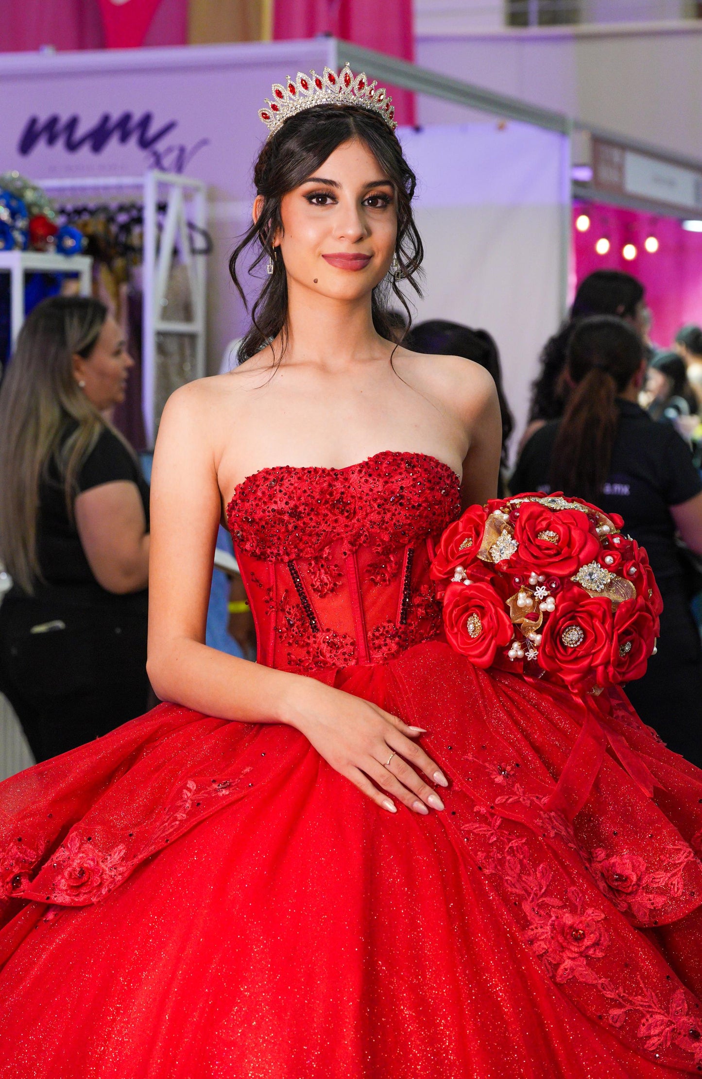 Vestido de XV Años Rojo Brilloso Estraple Olanes con Cauda