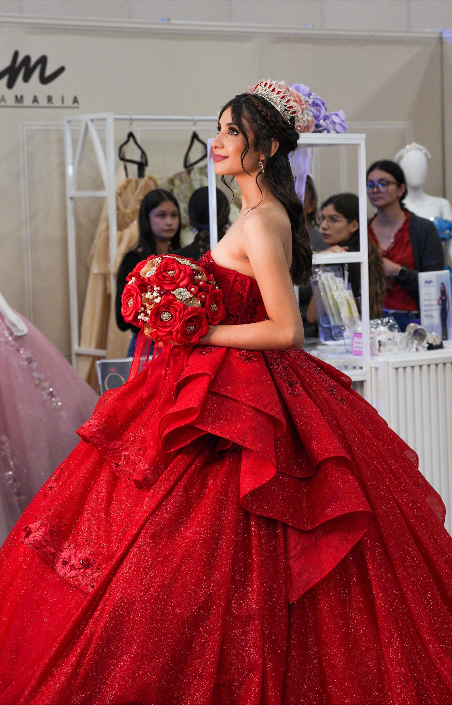 Vestido de XV Años Rojo Brilloso Estraple Olanes con Cauda