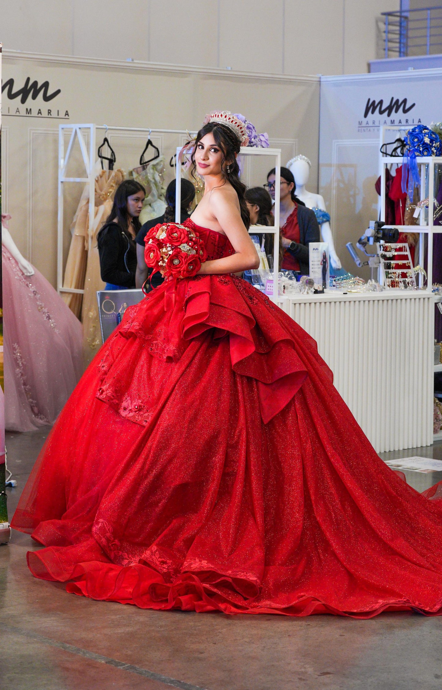 Vestido de XV Años Rojo Brilloso Estraple Olanes con Cauda