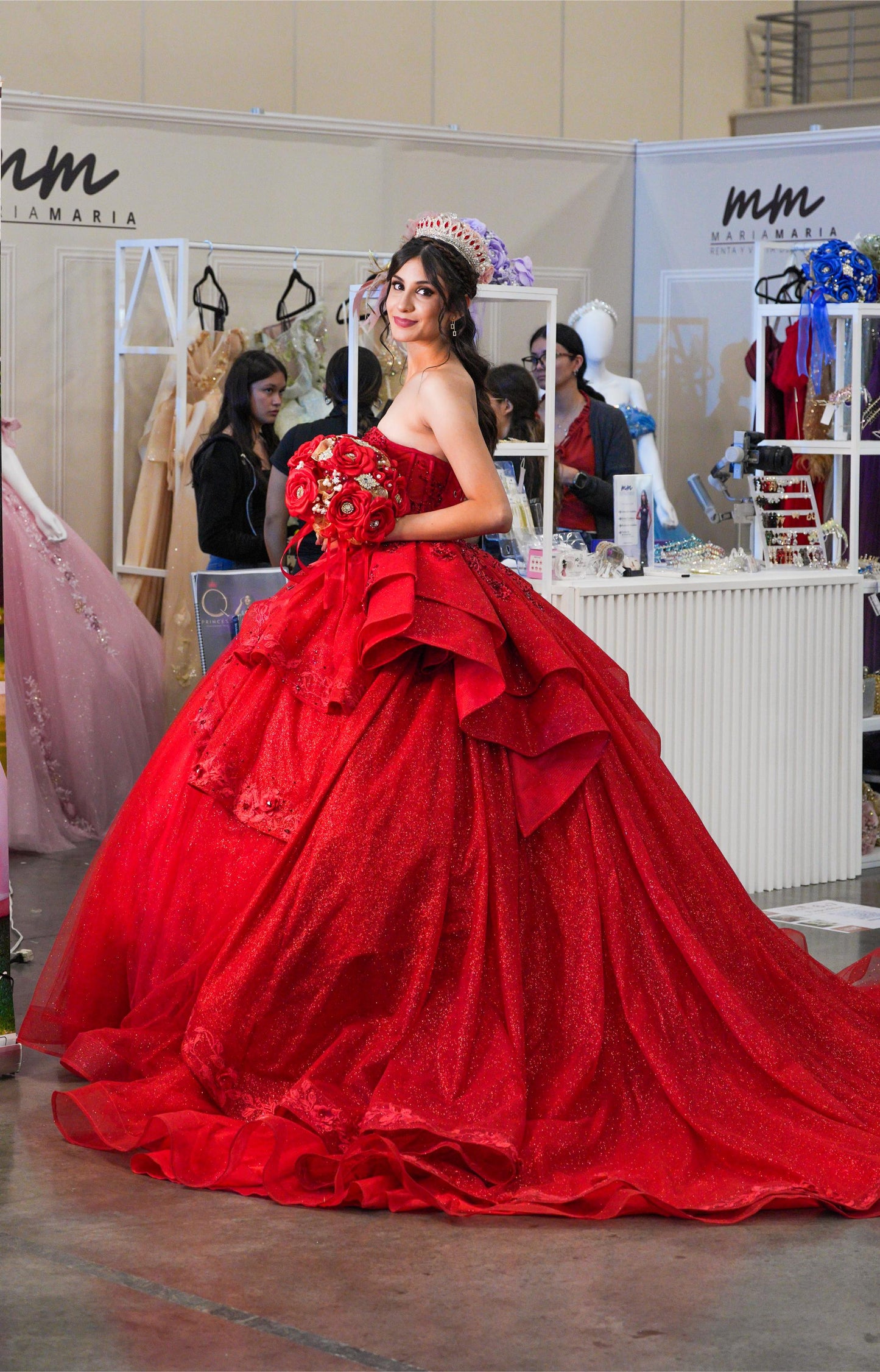 Vestido de XV Años Rojo Brilloso Estraple Olanes con Cauda
