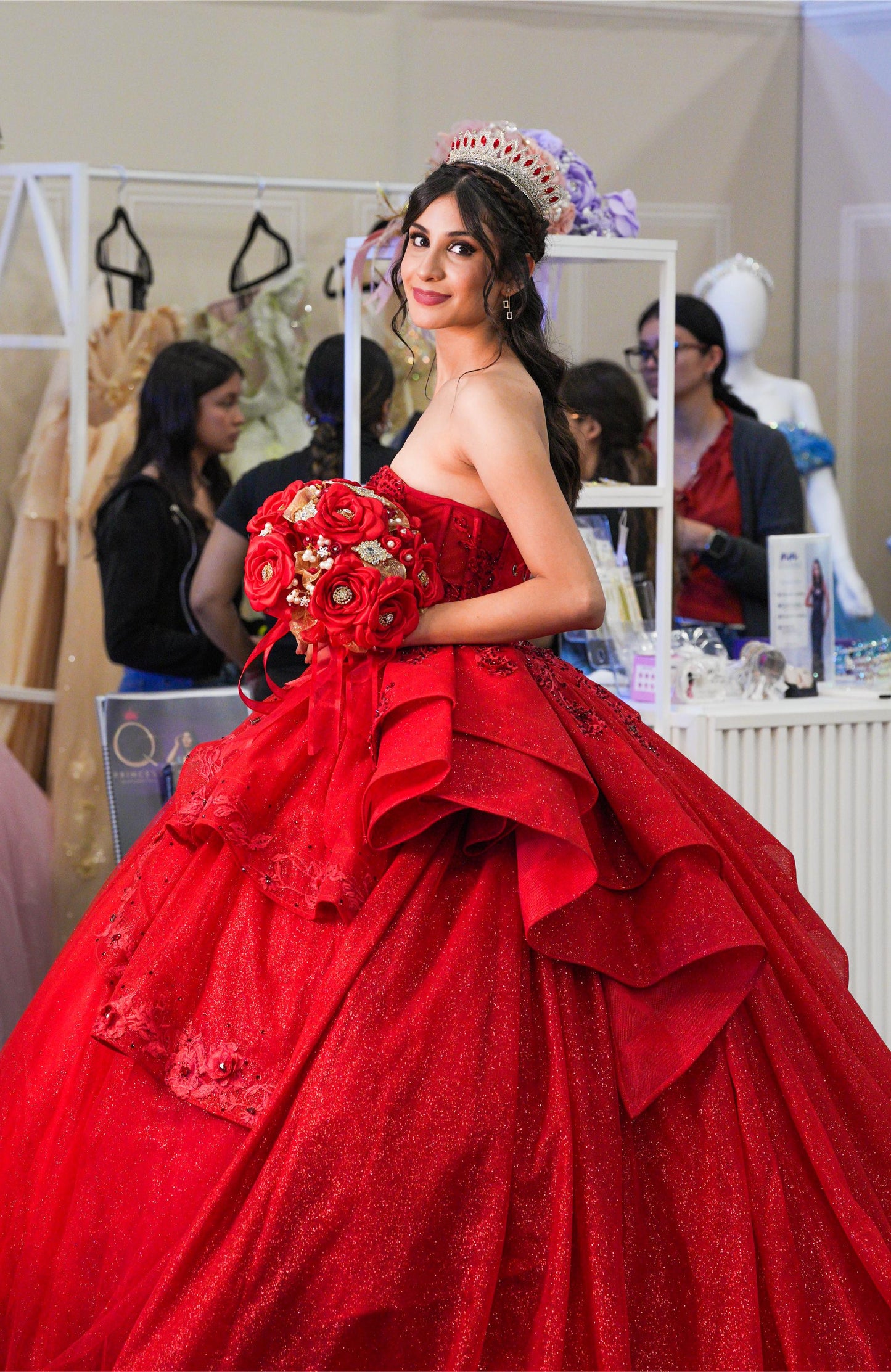 Vestido de XV Años Rojo Brilloso Estraple Olanes con Cauda