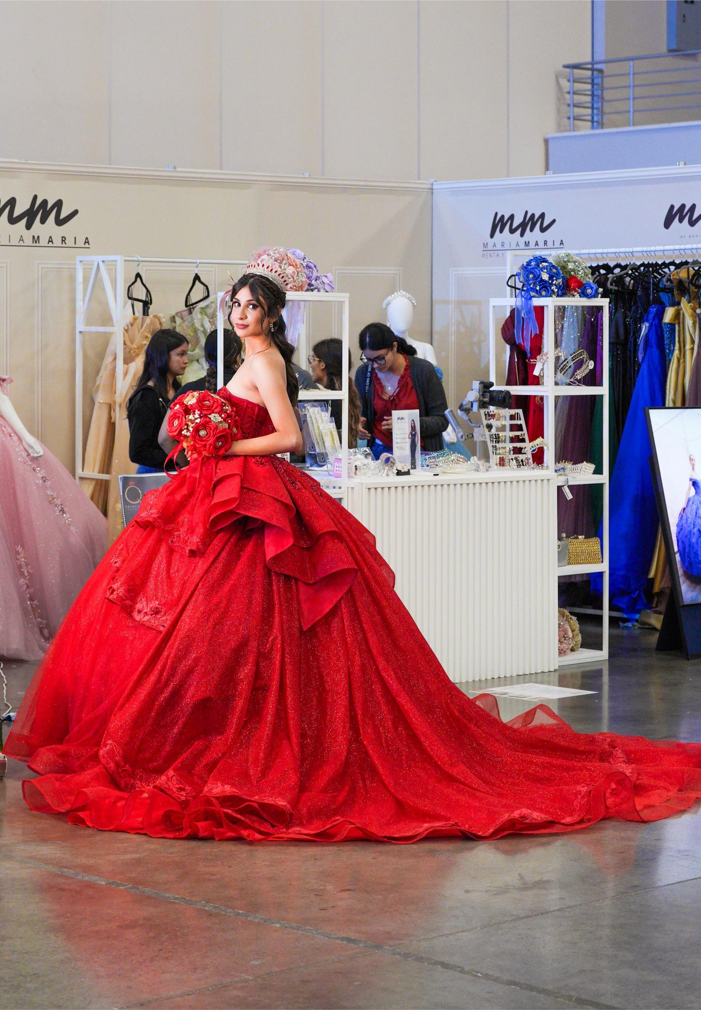 Vestido de XV Años Rojo Brilloso Estraple Olanes con Cauda