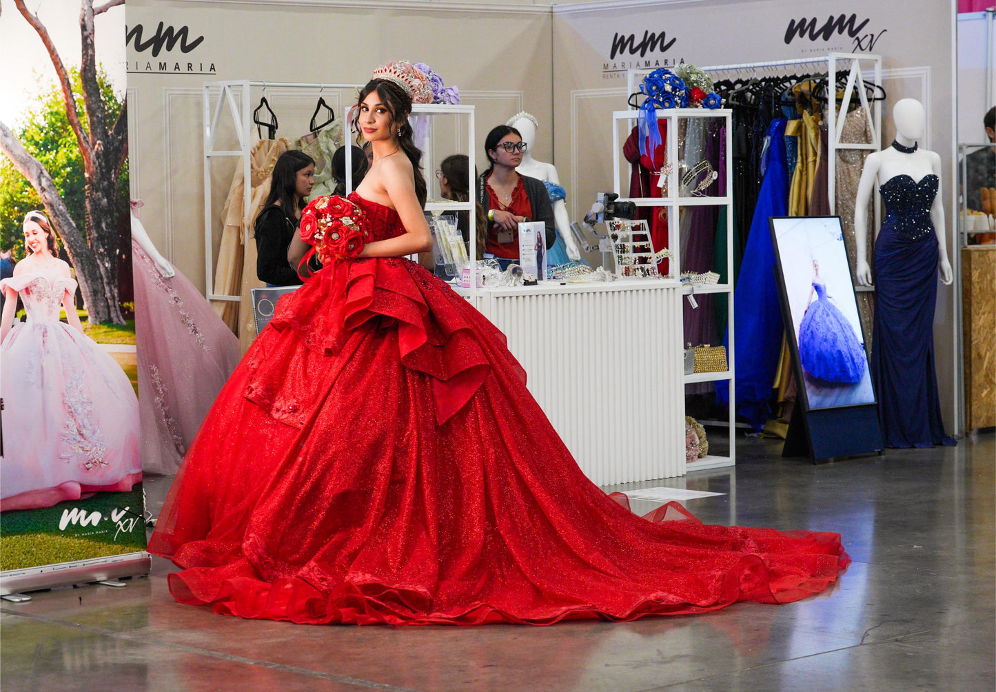 Vestido de XV Años Rojo Brilloso Estraple Olanes con Cauda
