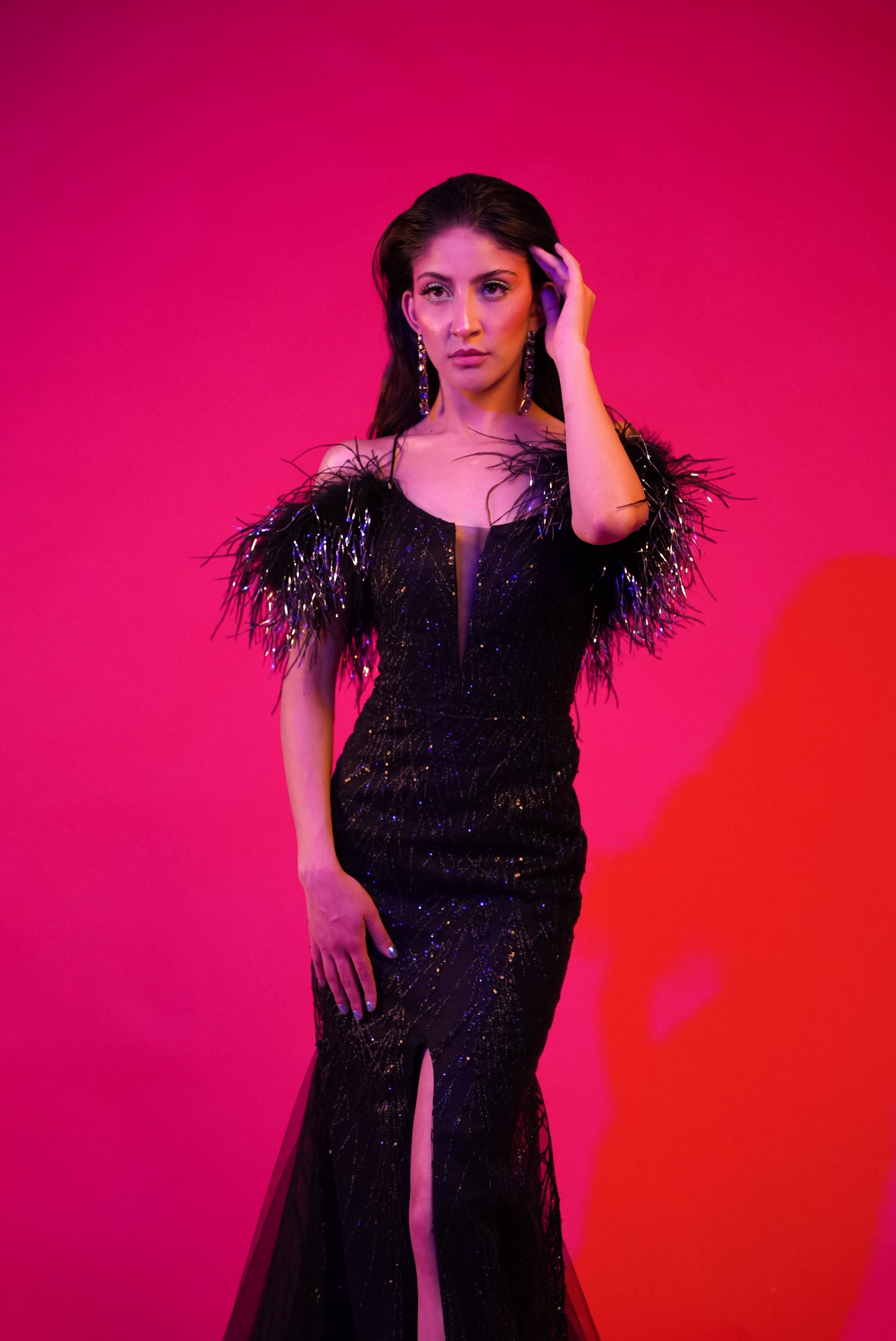 Vestido Corte Sirena con Tul Abajo y Plumas en Mangas Caidas