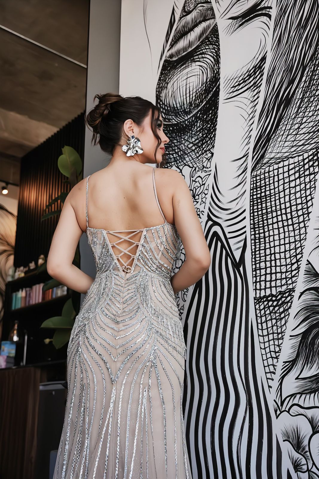 Vestido Beige Con Pedrería Plateada de Corset