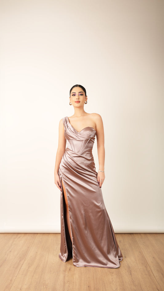 Vestido Gris Pardo Satinado Con Corset De Manga Caida