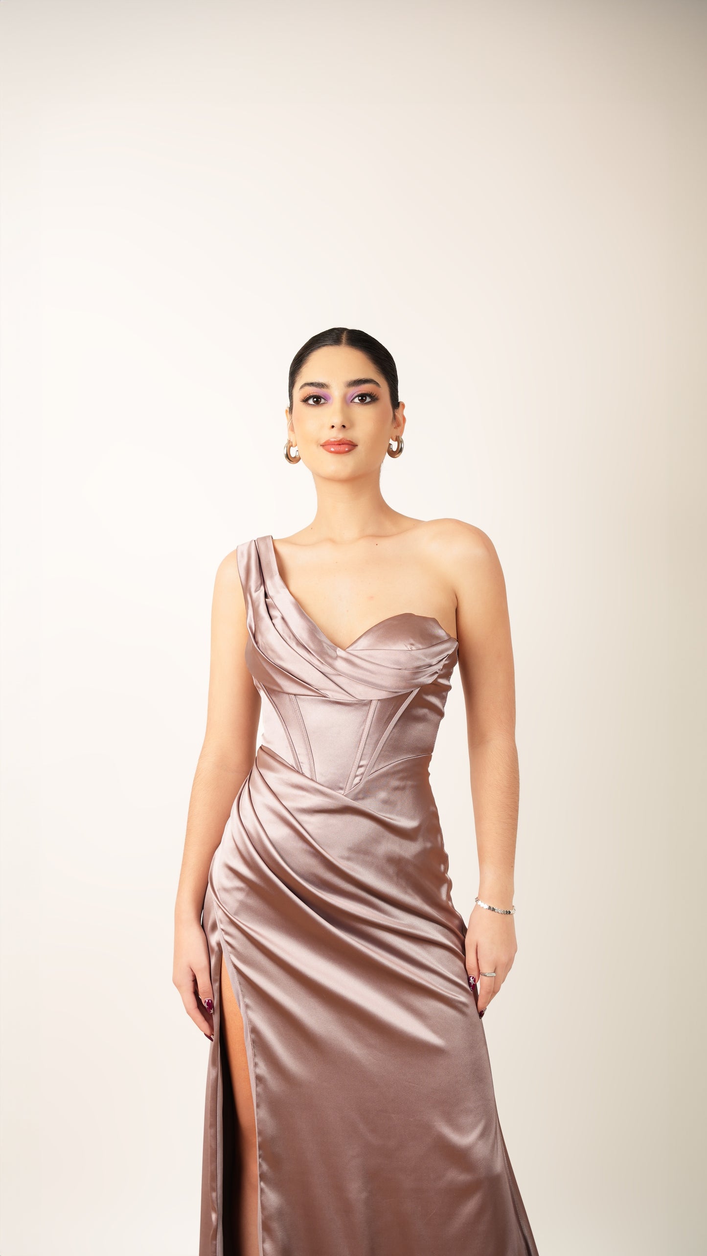 Vestido Gris Pardo Satinado Con Corset De Manga Caida