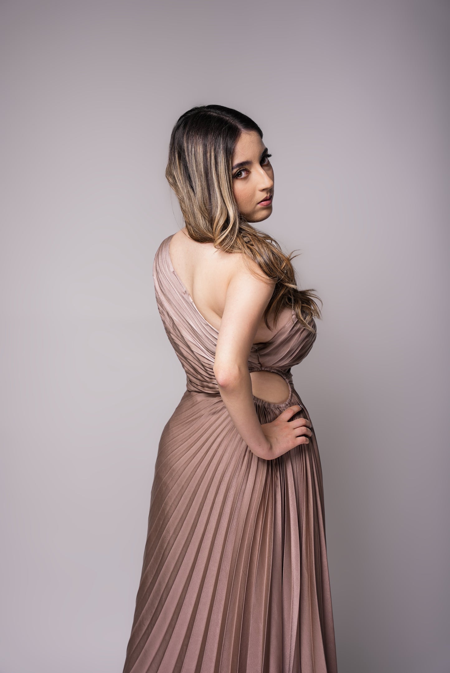 Vestido Beige Tableado De Una Manga Midi
