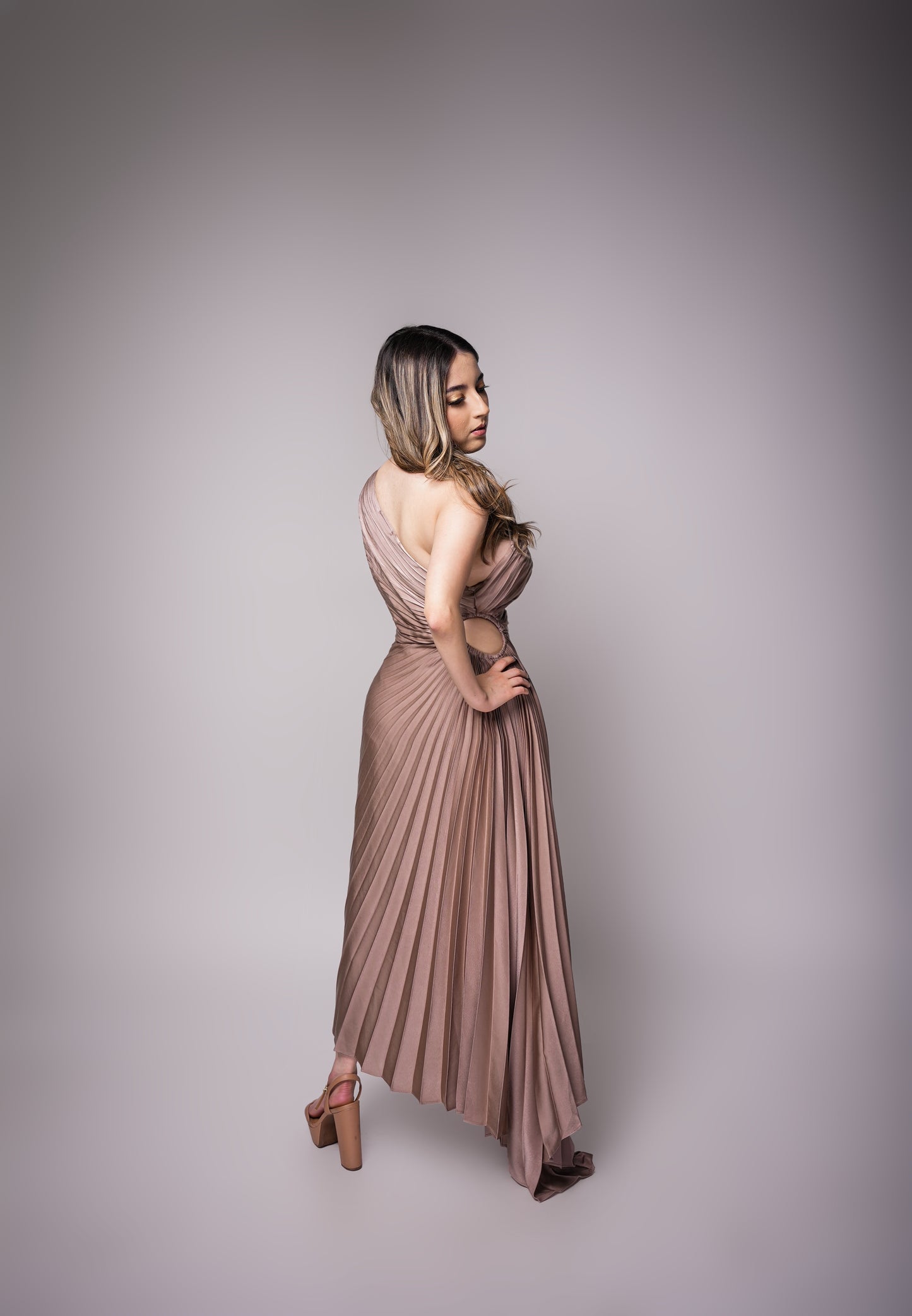 Vestido Beige Tableado De Una Manga Midi