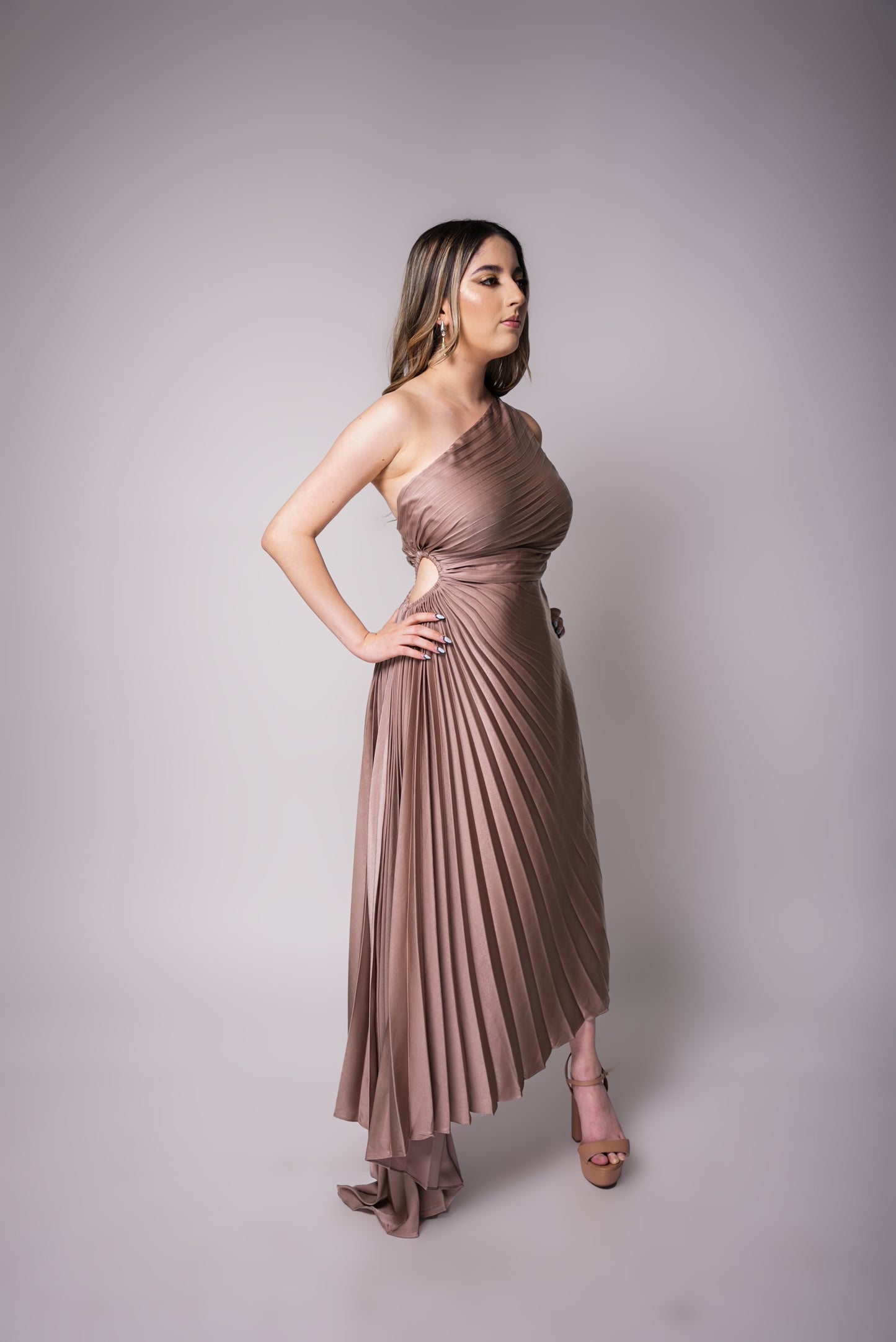 Vestido Beige Tableado De Una Manga Midi