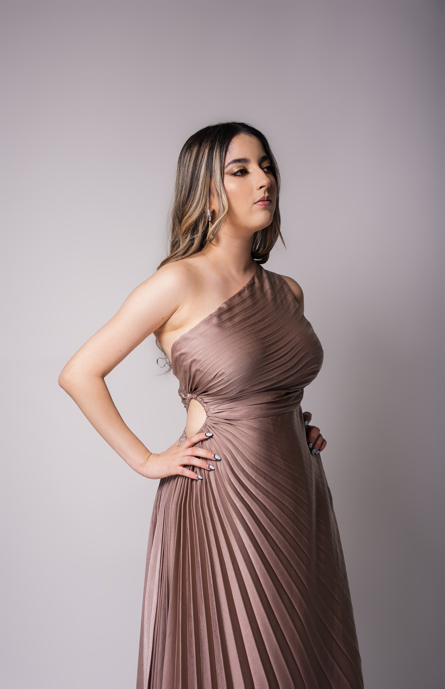 Vestido Beige Tableado De Una Manga Midi