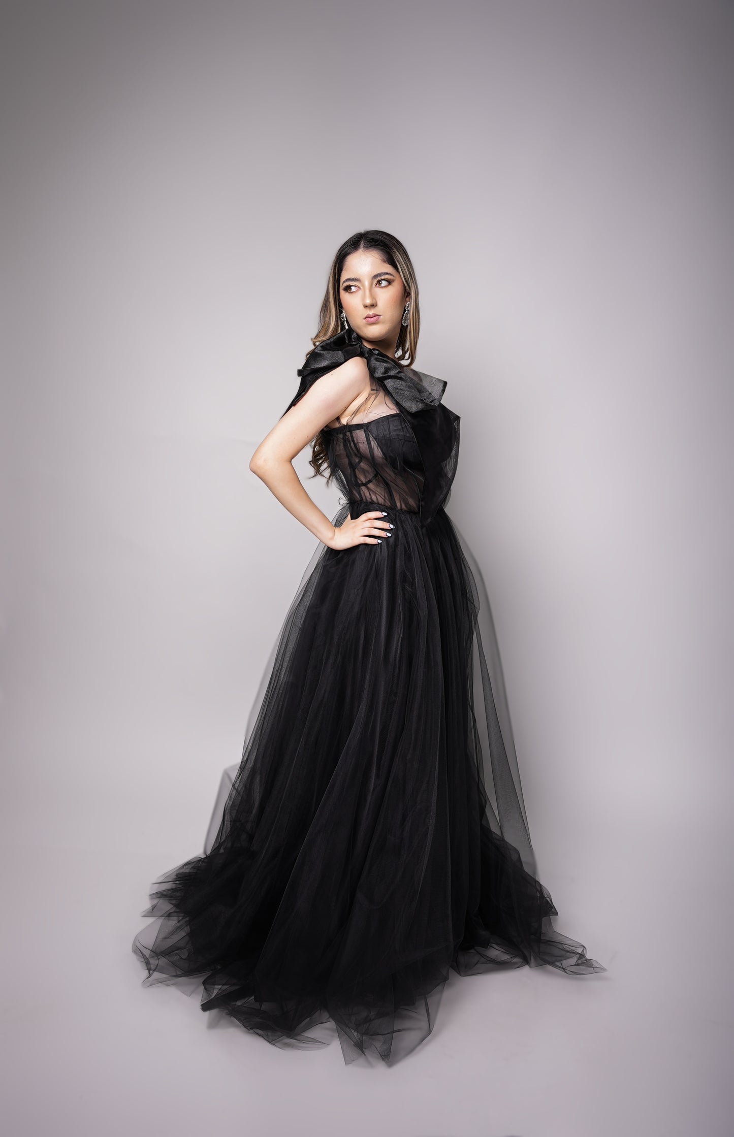 Vestido Negro Ampon Moño En Hombro