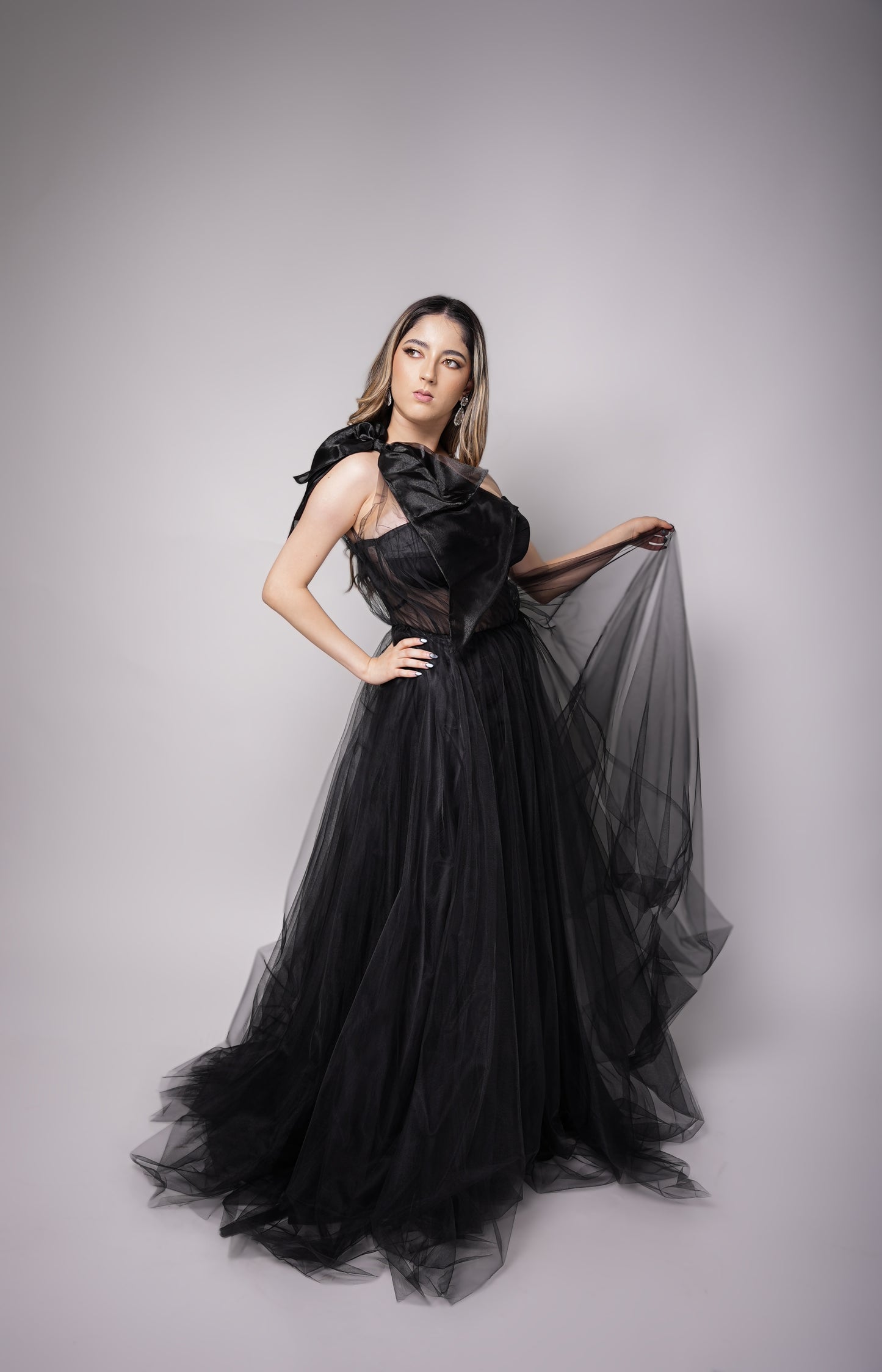 Vestido Negro Ampon Moño En Hombro