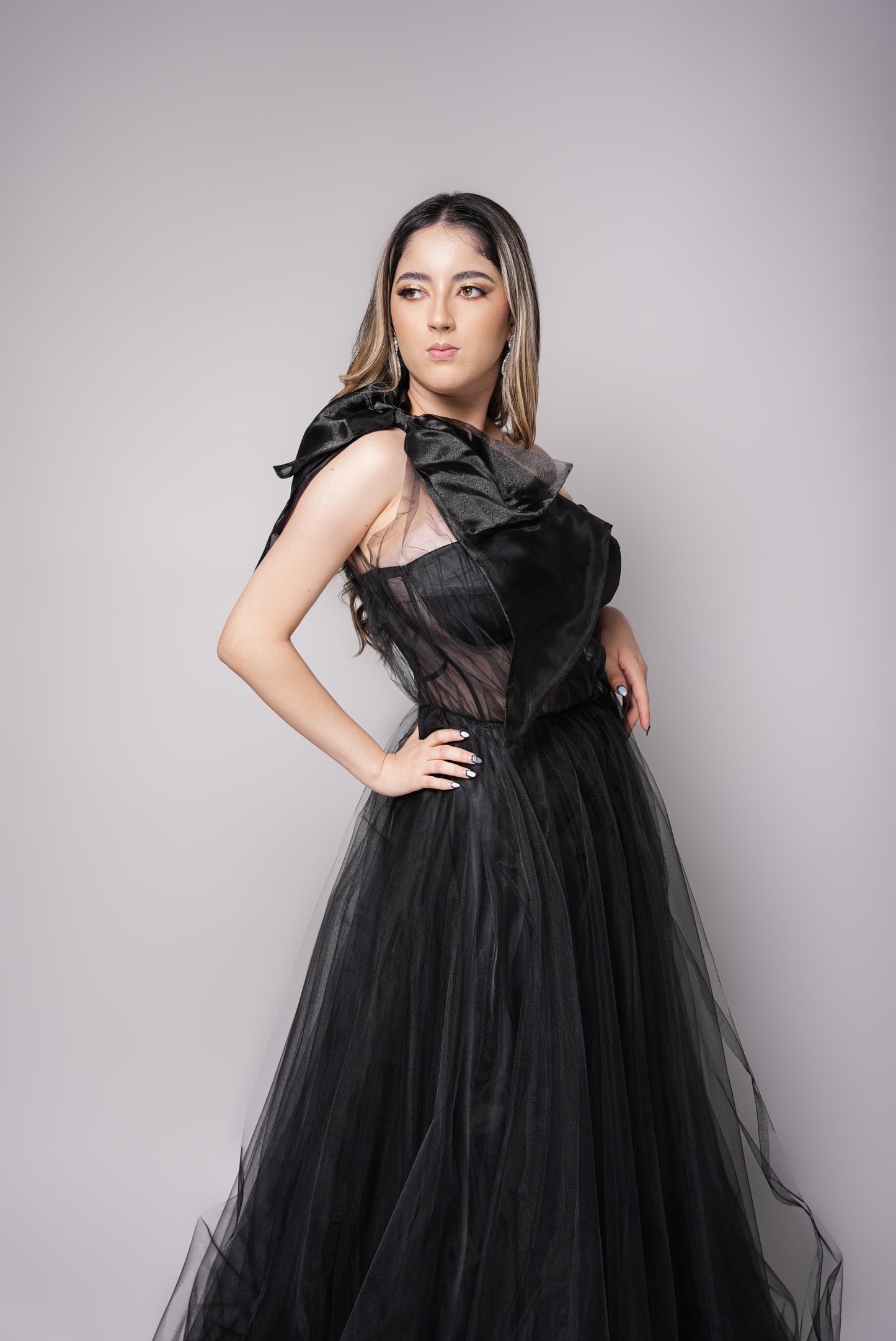 Vestido Negro Ampon Moño En Hombro