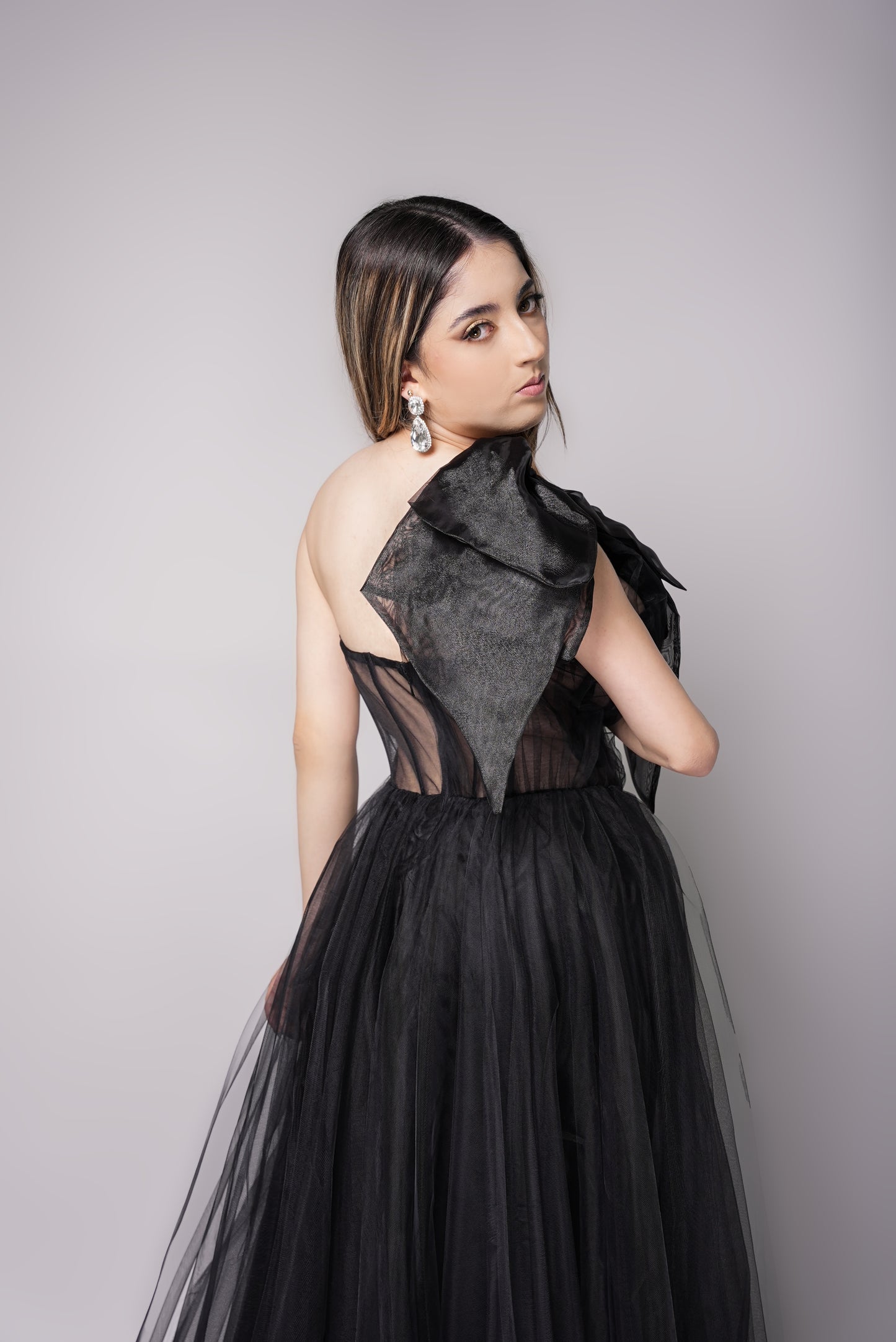 Vestido Negro Ampon Moño En Hombro