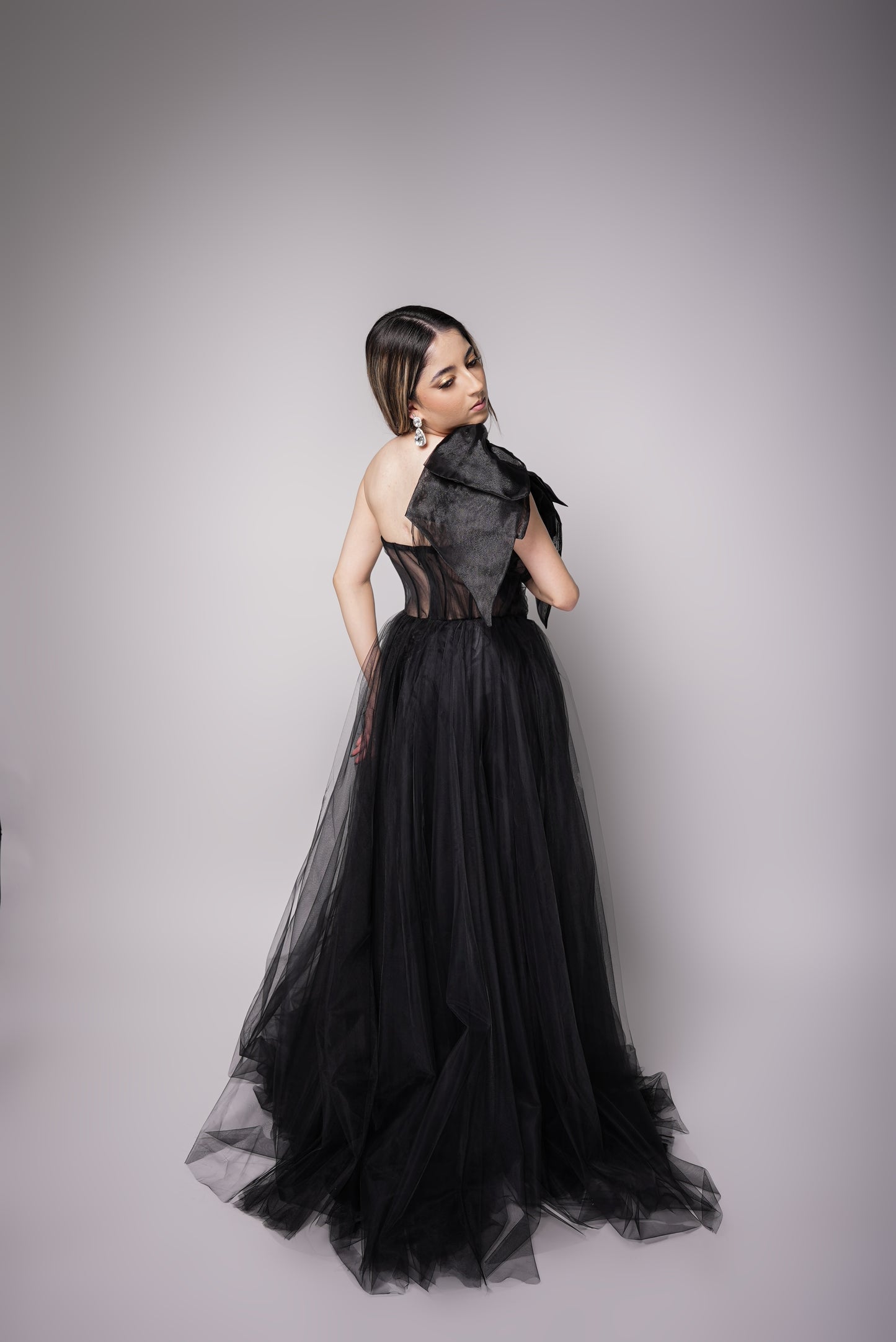 Vestido Negro Ampon Moño En Hombro