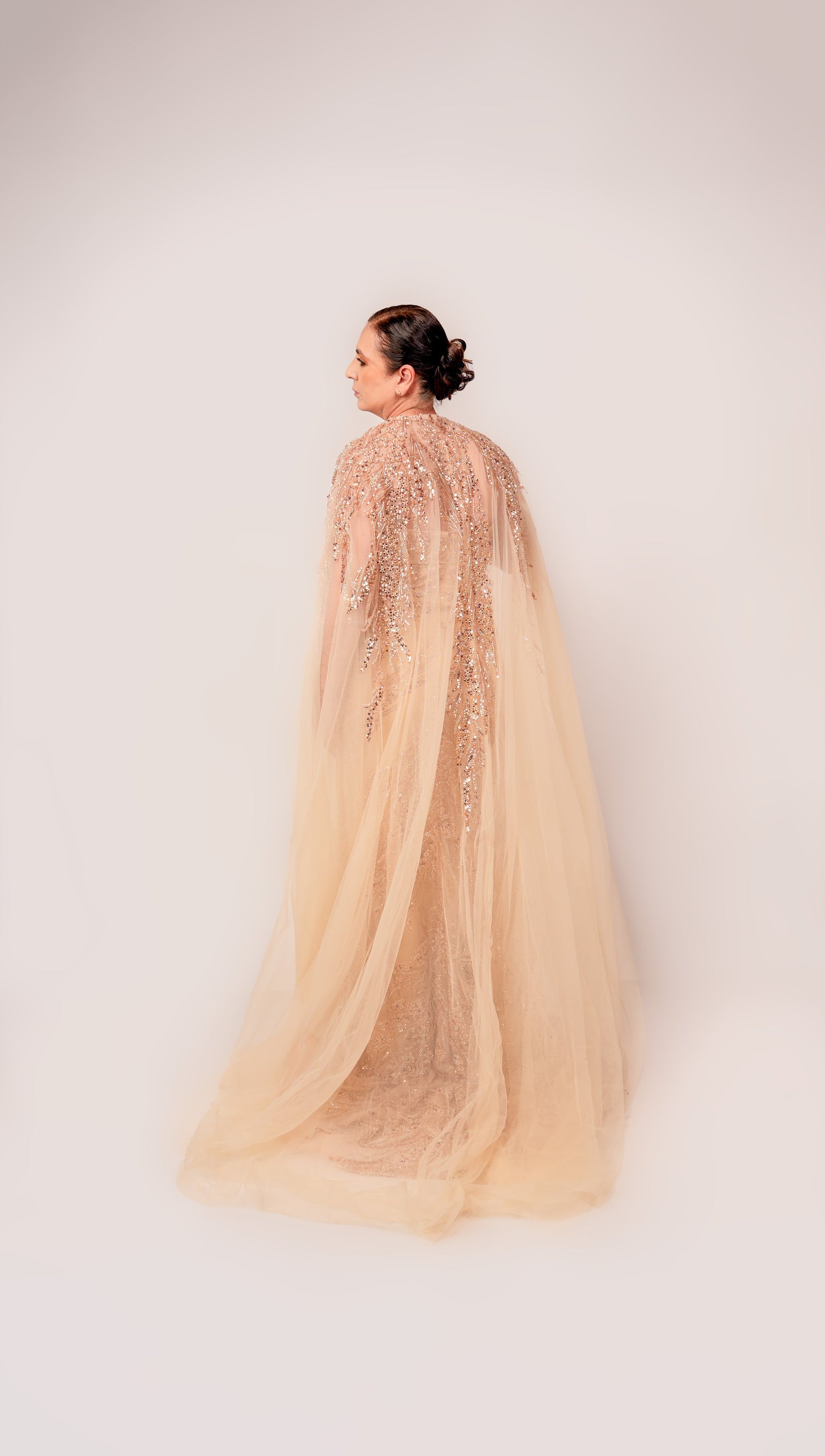 Vestido Beige Con Estampado Y Capa