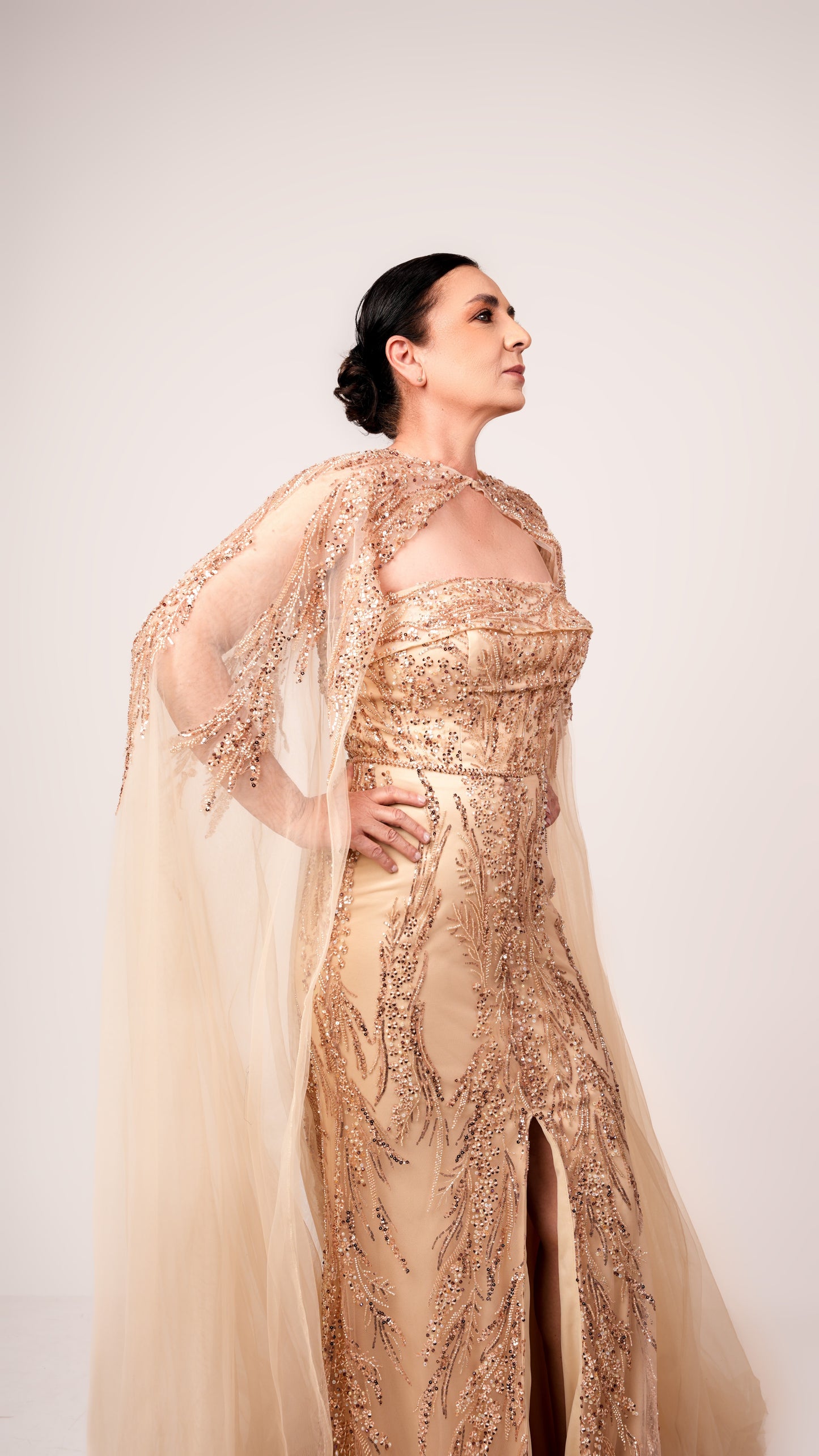 Vestido Beige Con Estampado Y Capa