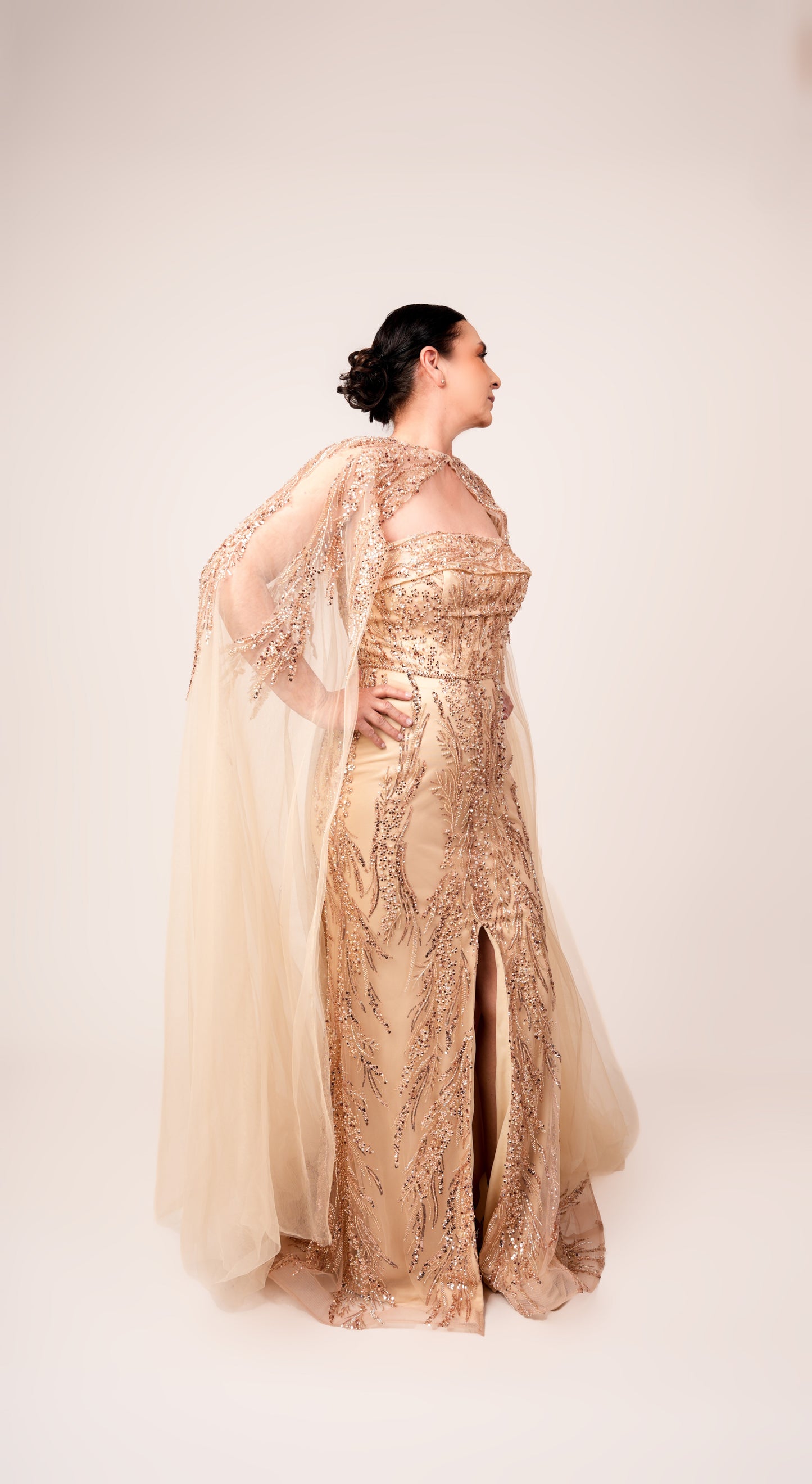 Vestido Beige Con Estampado Y Capa