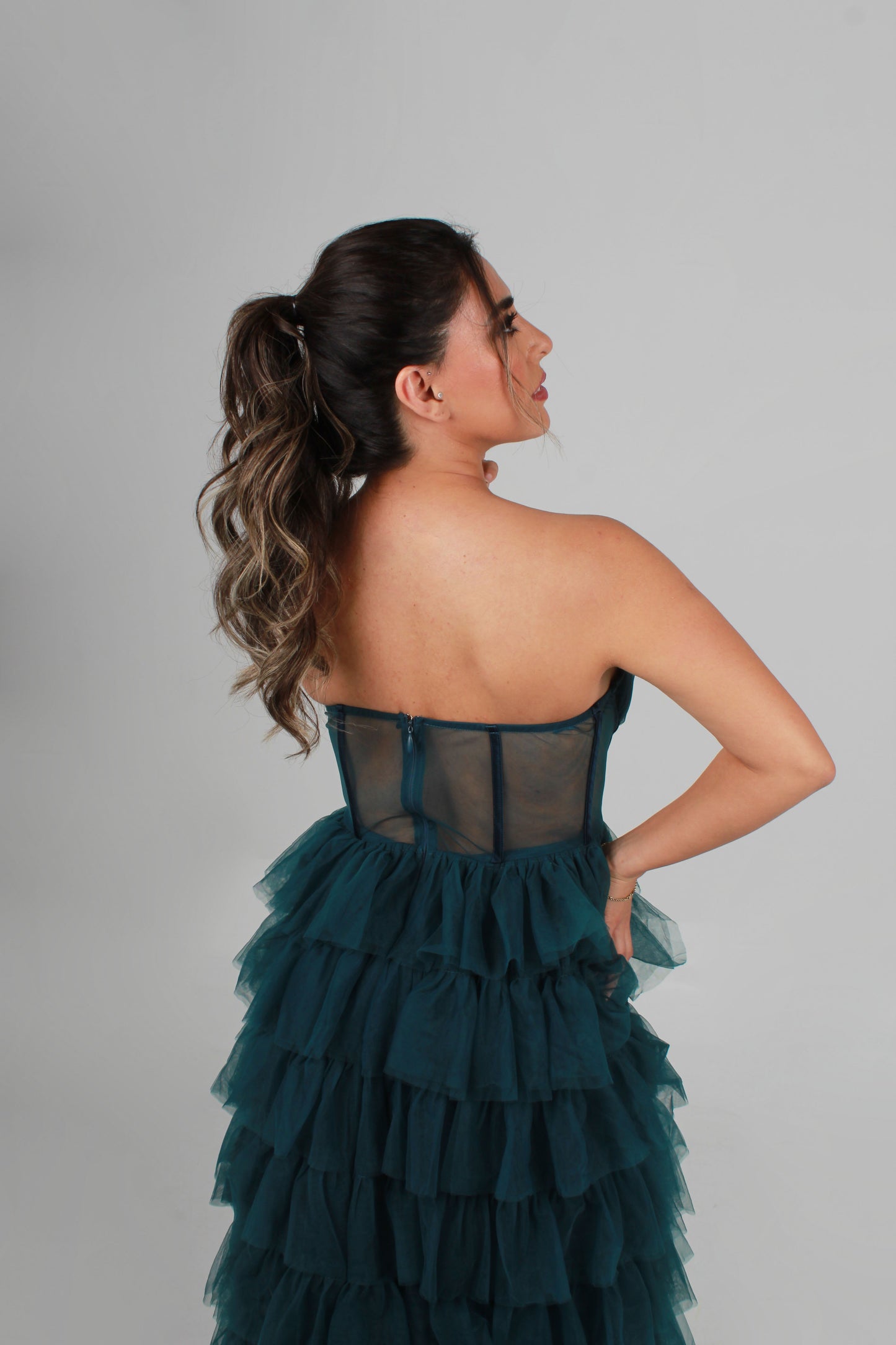 VESTIDO ESTRAPLE OLANES TRANSPARENCIA EN ABDOMEN