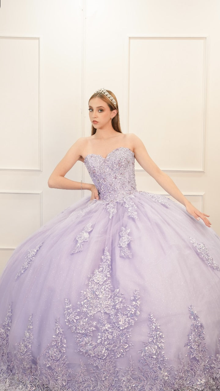 Vestido XV Años Lila Encaje Bordado con Mangas Amponas y Cola