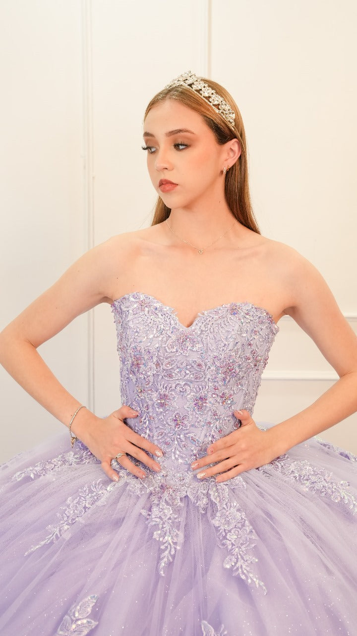 Vestido XV Años Lila Encaje Bordado con Mangas Amponas y Cola