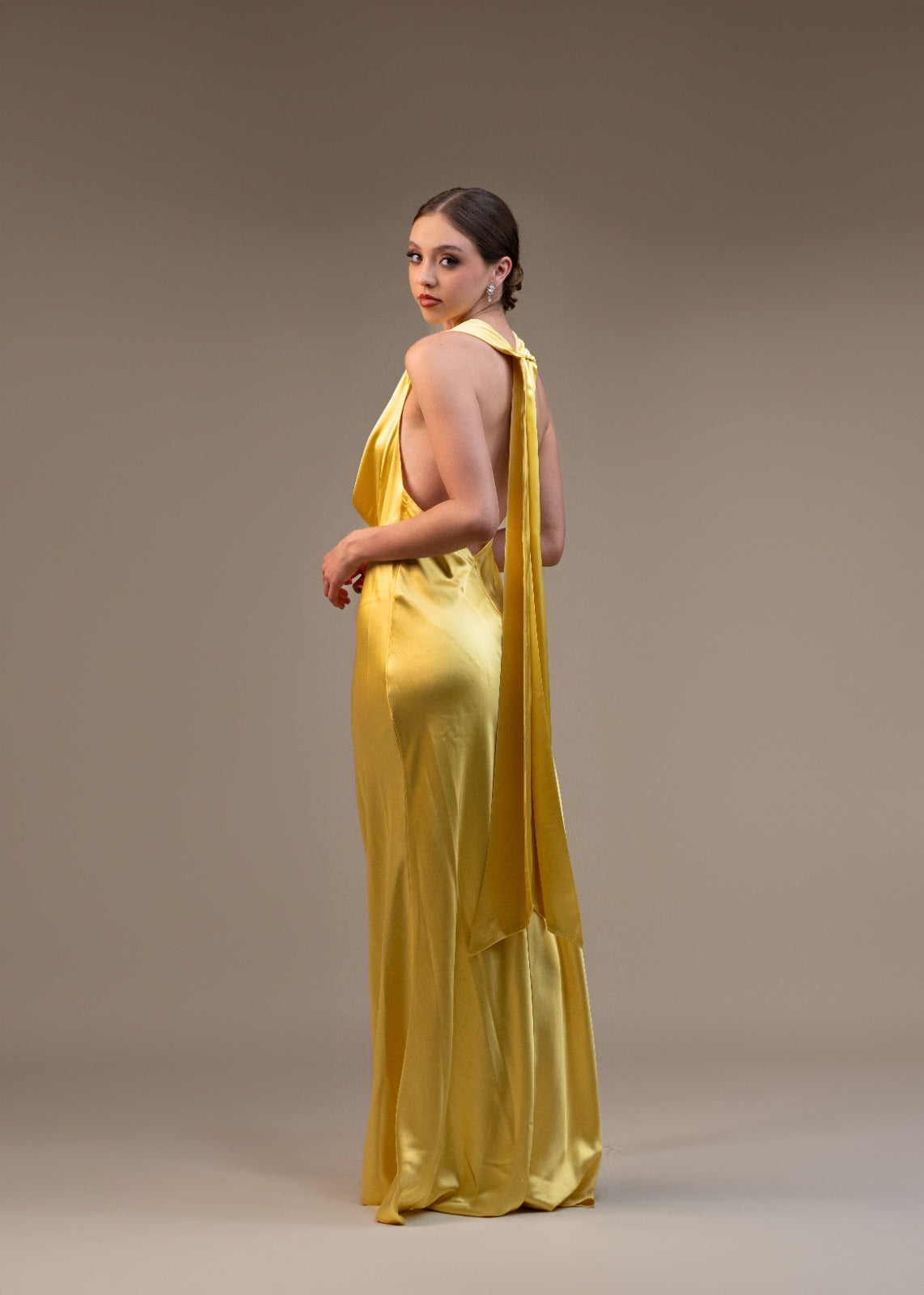 Amarillo Satin Escote Caido Espalda Descubierta